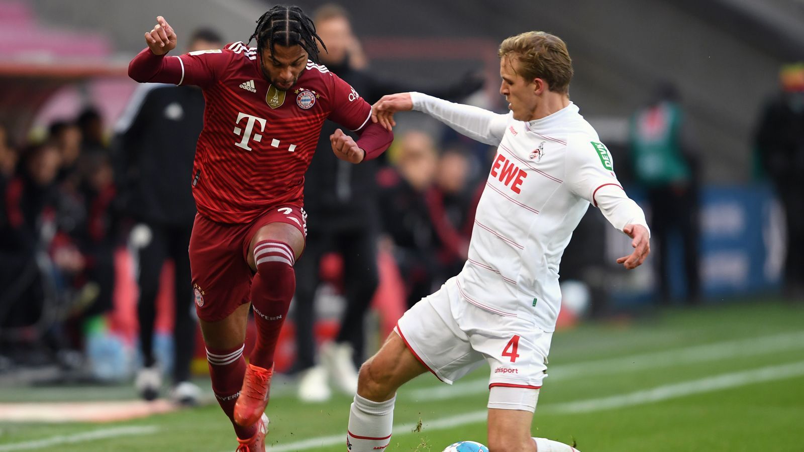 
                <strong>Serge Gnabry</strong><br>
                Der Flügelspieler bringt Tempo ins Spiel und löst sich oftmals schnell vom Ball. Längst nicht immer fruchten seine Aktionen. Ihm die Kugel zu geben, lohnt dennoch. Gnabry ist sich auch für Defensivarbeit nicht zu schade, muss dann aber manchmal Lehrgeld zahlen. ran-Note: 3
              