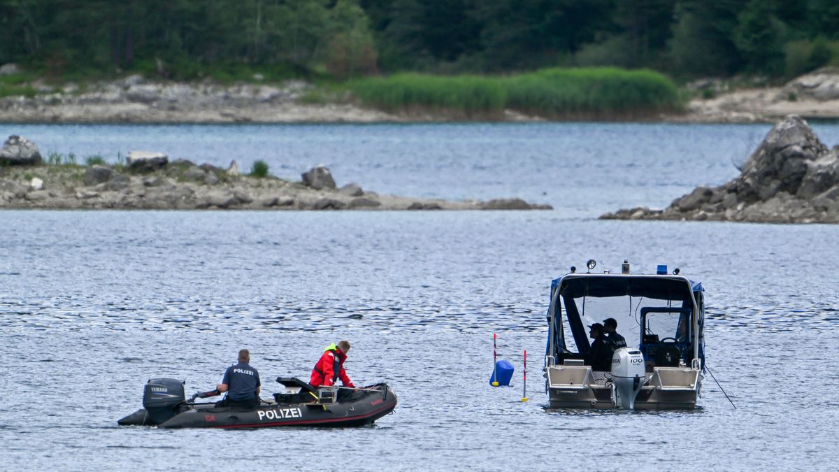 Polizeitaucher mit Booten suchen auf dem Eibsee nach zwei vermissten Personen.