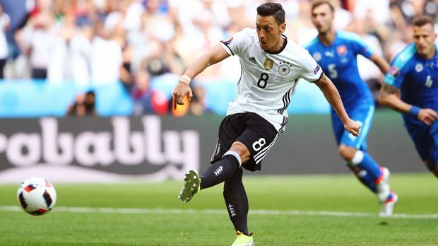 
                <strong>Mesut Özil</strong><br>
                Mesut Özil: Mario Götze wurde vom Bundestrainer vor dem Duell aus der Startelf gestrichen. Wenn Joachim Löw konsequent ist, muss er zumindest ernsthaft darüber nachdenken, Özil im Viertelfinale eine Pause zu geben. Sein verschossener Elfmeter (halbhoch, ohne Kraft, so wie es ein Torwart mag), war symptomatisch für seine bisherigen Leistungen. ran-Note: 4-
              