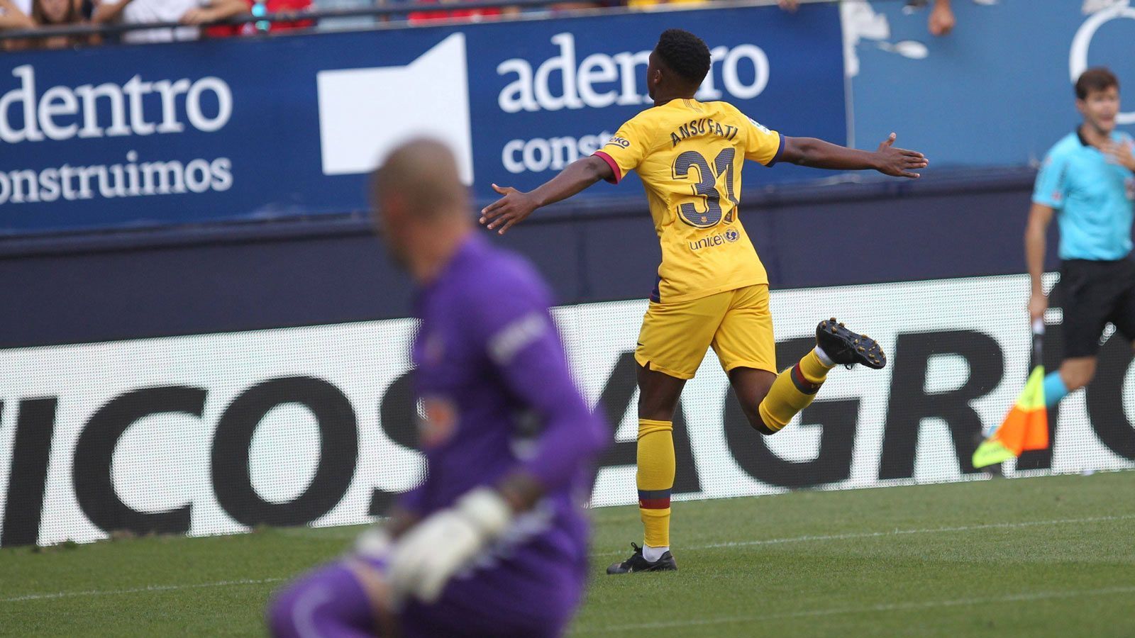 
                <strong>Drittjüngster Torschütze in La Liga</strong><br>
                Eine Woche nach seinem Debüt gab es für Fati dann erstmals richtig Grund zu jubeln. Beim Auswärtsspiel in Osasuna wurde er zu Beginn der zweiten Halbzeit für Nelson Semedo eingewechselt. In der 51. Minute köpfte er nach Vorarbeit von Carles Perez das zwischenzeitliche 1:1 (Endstand 2:2). Fati avancierte mit 16 Jahren und 304 Tagen nach Fabrice Olinga (damals FC Malaga) und Iker Muniain (Athletic Bilbao) zum drittjüngsten Torschützen in La Liga.
              