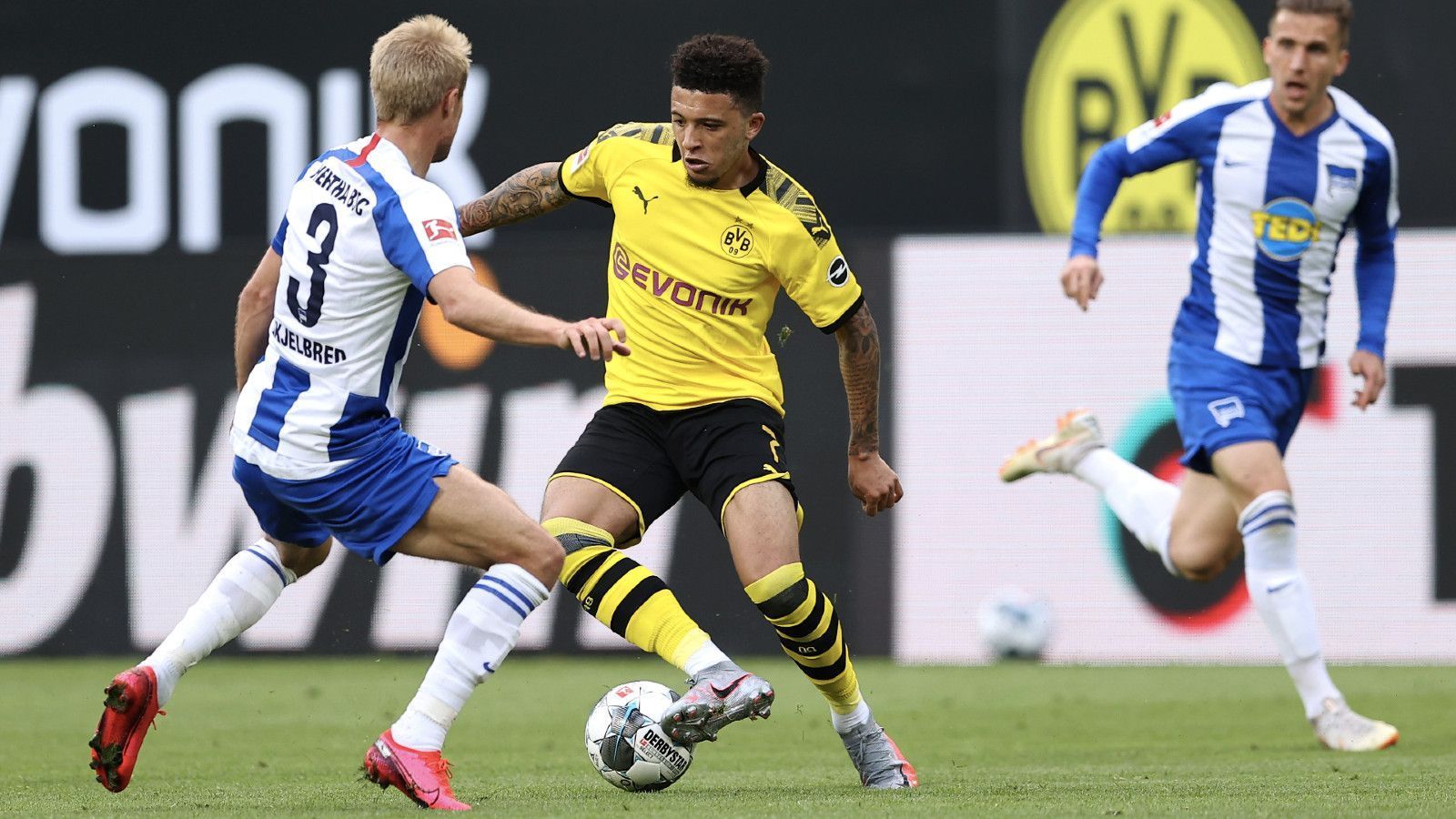 
                <strong>Jadon Sancho</strong><br>
                Genauso wie Akanji bekam auch Sancho unter der Woche eine Geldstrafe wegen eines Friseur-Besuchs aufgebrummt. Auf dem Spielfeld fällt er wieder positiv auf: Er beweist seine technische Klasse und ist oftmals kaum vom Ball zu trennen - auch wenn ihm in der 1. Halbzeit noch die Zielstrebigkeit zum Tor fehlt. In der 51. Minute verfehlt er das Tor aus wenigen Metern, vergab somit die bis dahin beste Chance des Spiels. Kurz darauf leitet er mit einem starken Zuspiel den Angriff zum 1:0 ein. ran-Note: 2  
              