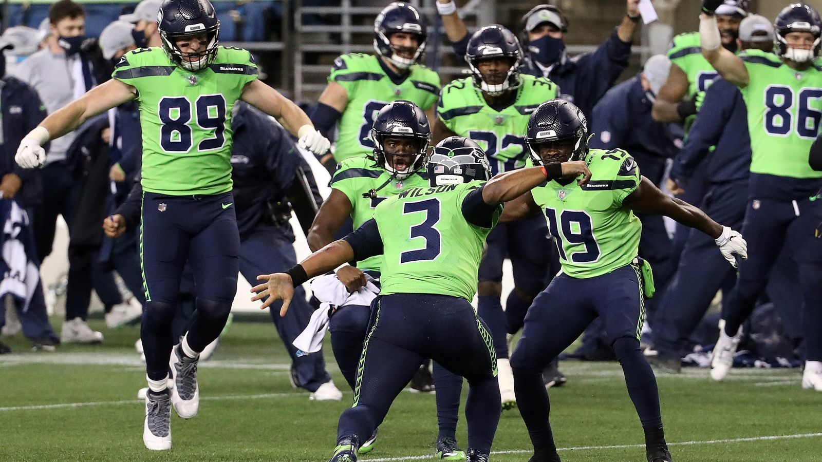 
                <strong>Seattle Seahawks: "Let Russ Cook"</strong><br>
                Angefangen hat es als Meme, bis es schließlich sowas wie eine Bewegung wurde: "Let Russ Cook". Die Forderung, dass Russell Wilson häufiger werfen solle, erhörte Seahawks-Coach Pete Carroll tatsächlich. Seattle hat ihre lauflastige Offense 2020 zu den Akten gelegt und lässt Wilson deutlich häufiger, auch bei frühen Downs, werfen. Wilson bedankt sich für das Vertrauen und zahlt es mit Leistung zurück: 300 Passing-Yards pro Spiel und insgesamt 19 Touchdowns bei nur drei Interceptions sprechen eine eindeutige Sprache. Egal ob unter Druck oder in einer spielentscheidenden Phase: Wilson behält stets die Ruhe und findet in wichtigen Momenten stets seine größte Waffe ... 
              