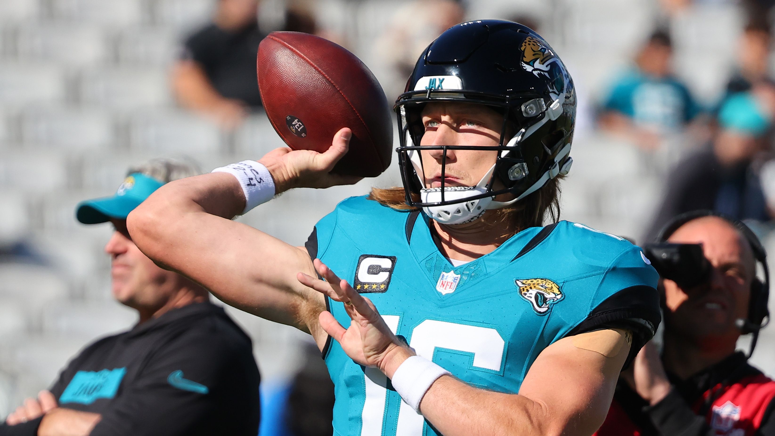 <strong>Platz 20: Trevor Lawrence (Jacksonville Jaguars)</strong><br>Die Jaguars kommen wie ihr Quarterback aus einer schwierigen Saison. Aber alles neu! Neuer Trainer, neuer General Manager - das alles soll dabei helfen, die Franchise wieder aufzubauen. Dabei muss Lawrence auch zu alter Form finden. Er wird genauestens beobachtet.