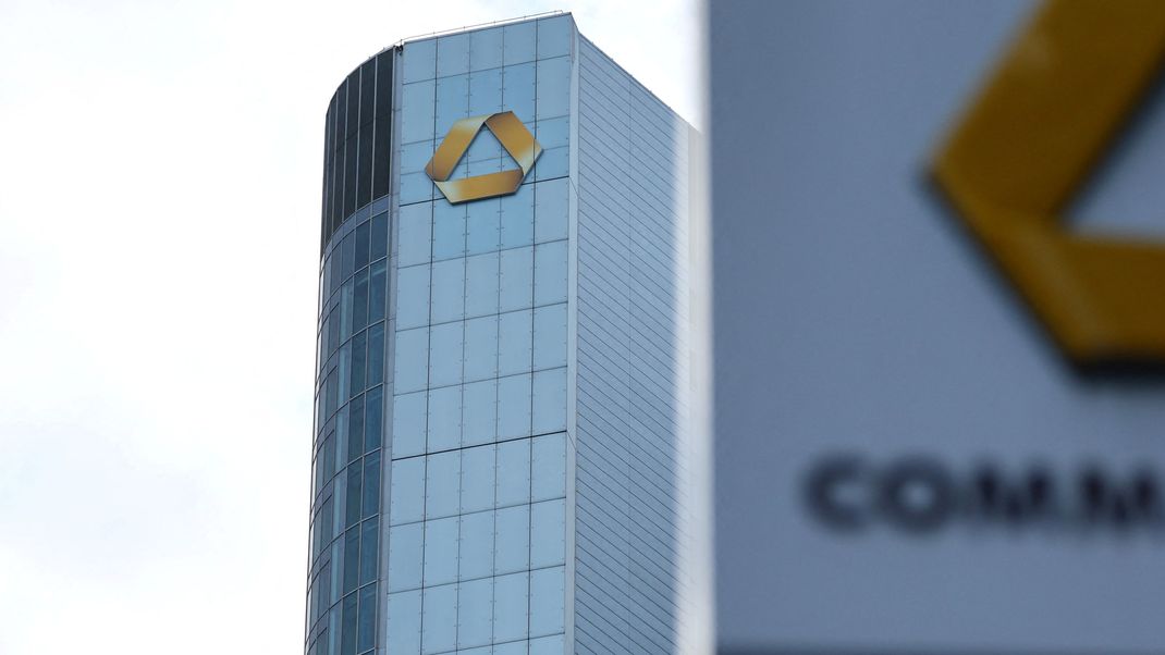 Unicredit sichert sich weitere Commerzbank-Anteile