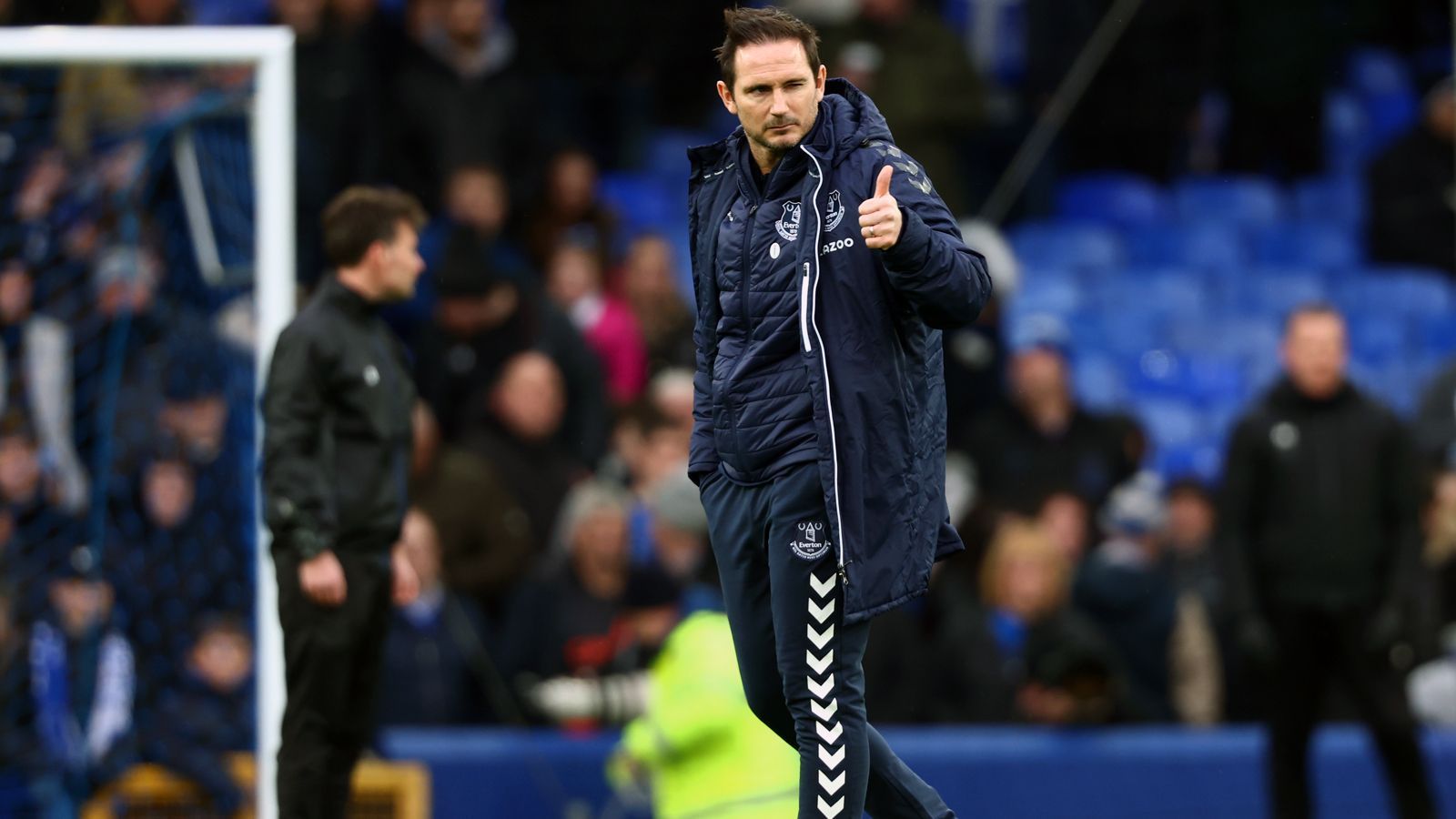 
                <strong>FC Everton: Der Strafenkatalog von Neu-Coach Frank Lampard</strong><br>
                Beim FC Everton hat Frank Lampard seit Ende Januar 2022 das Sagen als Coach. Der neue Trainer hat laut der englischen Boulevardzeitung "Sun" auch gleich bei seinem Amtsantritt einen neuen Strafenkatalog eingeführt. (Quelle: Sun/Stand: 5. Februar 2022)
              