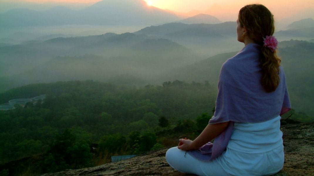 Raja Yoga beinhaltet verschiedene Übungen, die zu mehr Ruhe und Selbstbewusstsein beitragen können. 