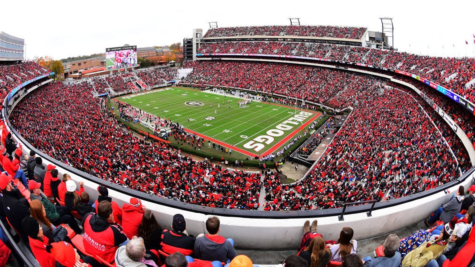 <strong>Platz 9: Sanford Stadium  </strong><br>
                Kapazität: 92.746 <br>Heimteam: Georgia Bulldogs
