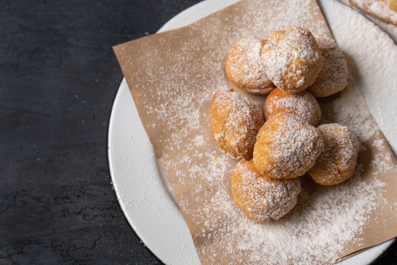 Bunuelos sind ein Schmalzgebäck, das in Spanien an Weihnachten nicht fehlen darf. Gerne warm serviert.