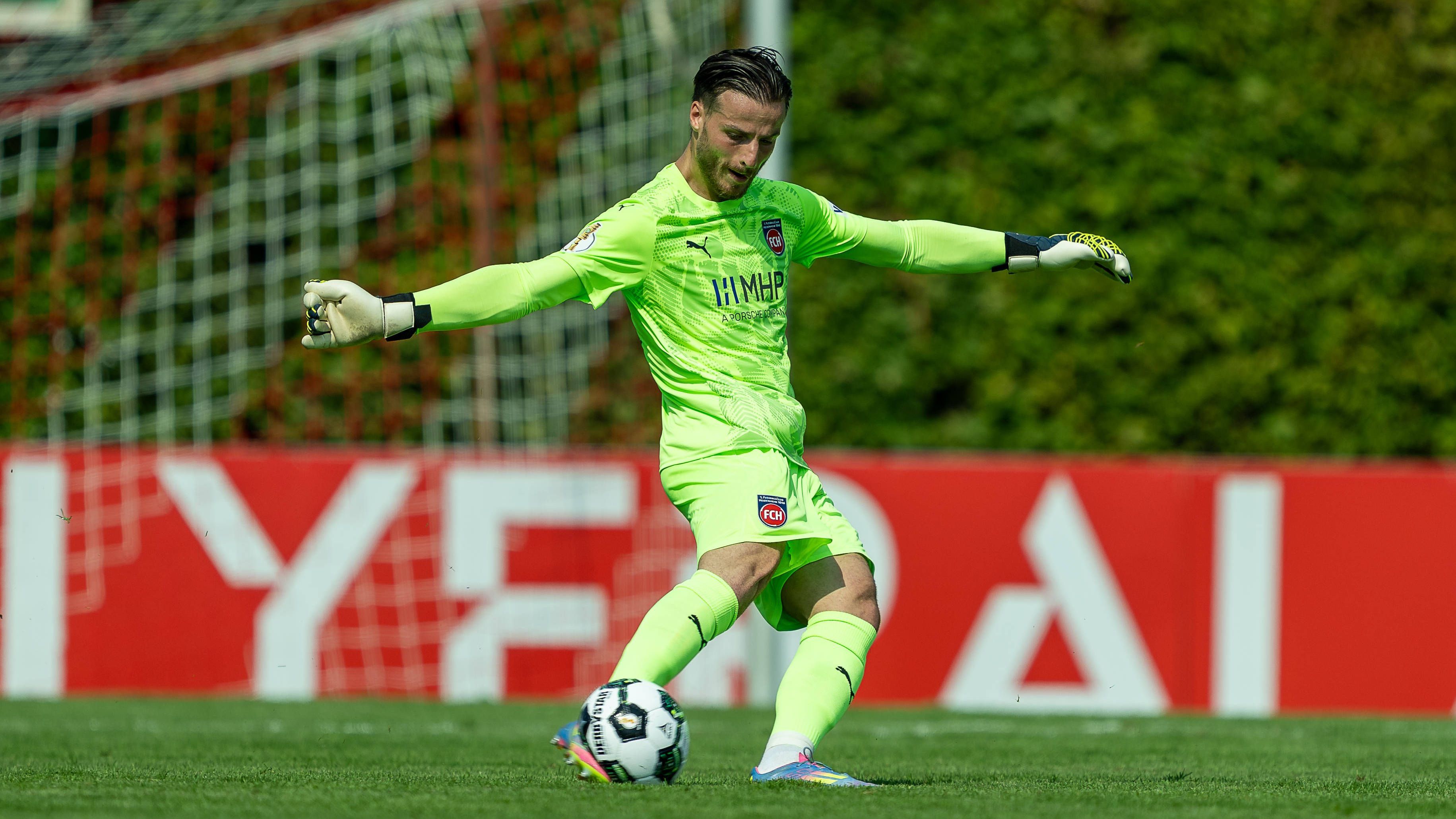<strong>Diant Ramaj (Leihe vom BVB an den 1. FC Heidenheim)</strong><br>Vor der Sommerpause gingen wohl die meisten Heidenheim-Fans davon aus, dass Kevin Müller als Nummer eins in die Saison 2025/26 startet. Nach der Degradierung von Müller hütet nun Diant Ramaj das Tor. Trotz seines jungen Alters blickt er bereits auf Stationen bei Eintracht Frankfurt, Ajax Amsterdam und dem FC Kopenhagen zurück, wo er als Stammtorhüter in der vergangenen Saison Meister und Pokalsieger wurde.