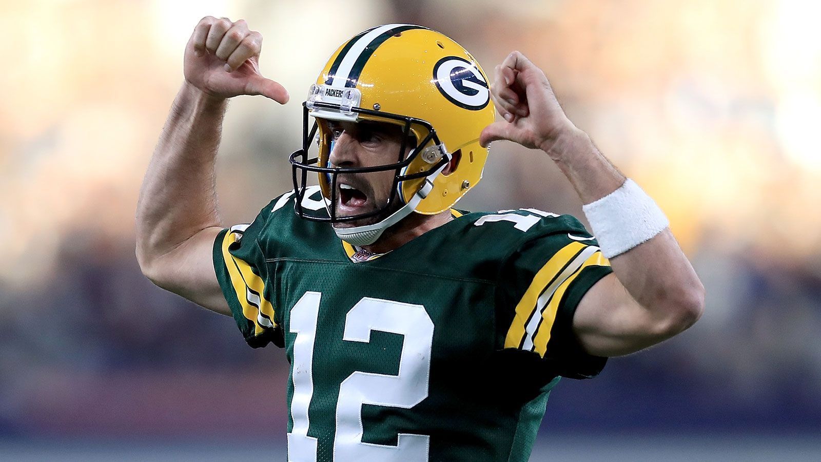 
                <strong>Platz 2 (geteilt): Aaron Rodgers (Quarterback der Green Bay Packers, dreifacher MVP)</strong><br>
                Aaron Rodgers ist der amtierende Most Valuable Player. In der 2020 Saison sichert er sich zum dritten Mal den Titel. Zuvor gewann der Quarterback der Green Bay Packers 2011 und 2014 den Award.
              