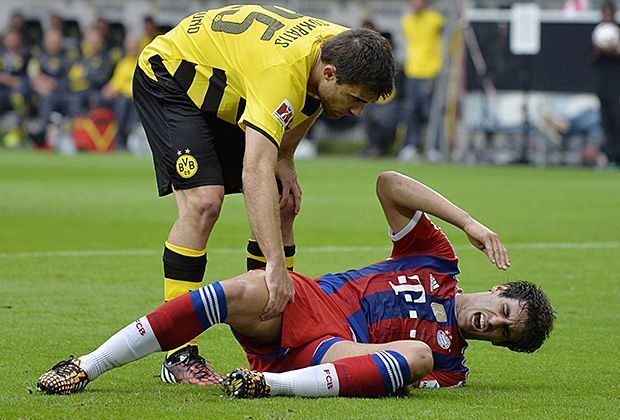
                <strong>Bayern-Schock: Martinez droht lange Pause</strong><br>
                Der Defensiv-Allrounder bleibt liegen, auch Dortmunds Sokratis kann dem Spanier nicht auf die Beine helfen.
              