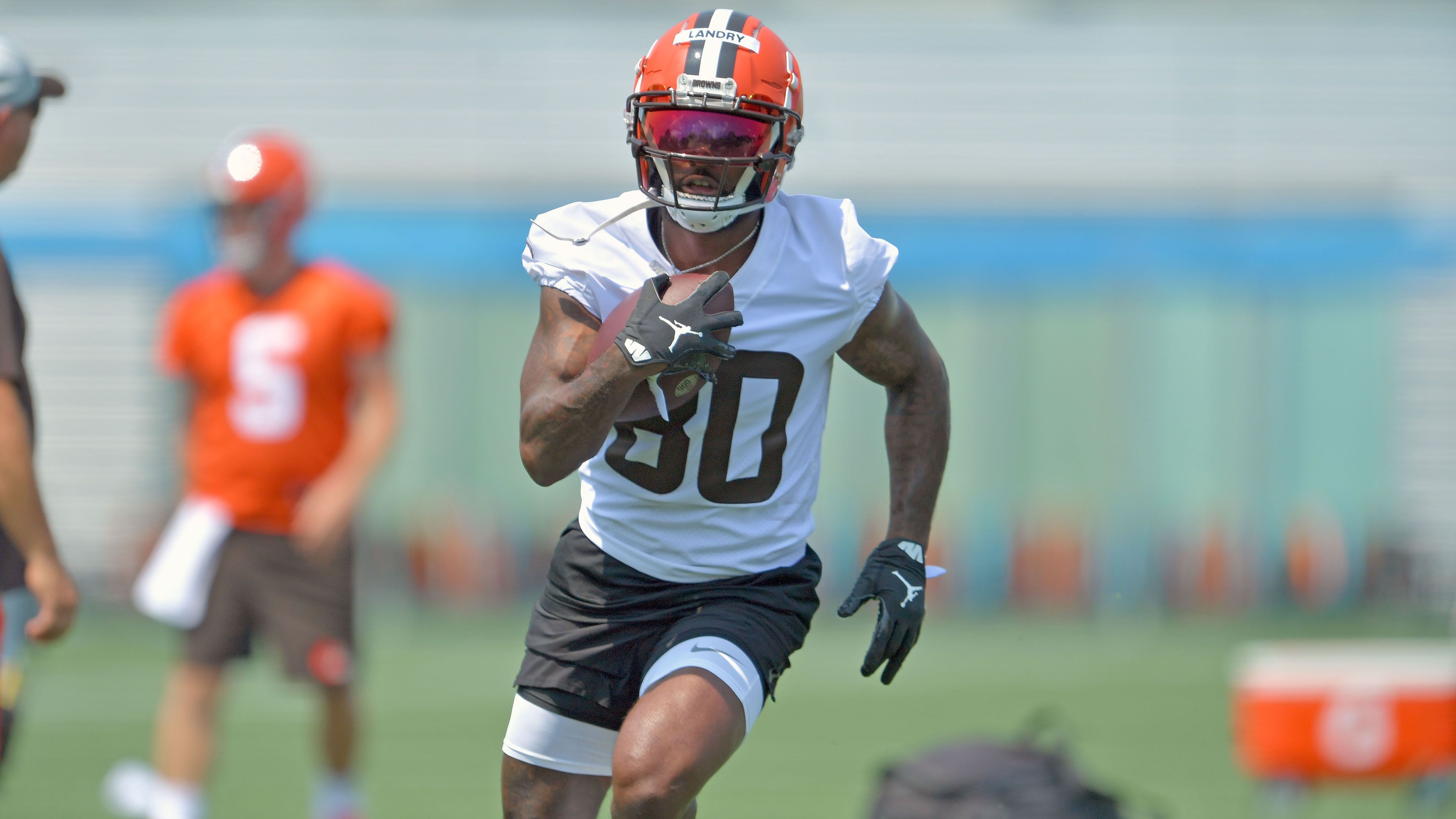
                <strong>Wide Receiver: Jarvis Landry (Cleveland Browns)</strong><br>
                Durch den Ausfall seines besten Freundes Odell Beckham Jr. wird sich das Passspiel der Browns auch am zweiten Spieltag auf Jarvis Landry konzentrieren. Der erfahrene Pro-Bowl-Receiver bekommt es mit der Secondary der Houston Texans zu tun, die in Woche 1 319 Passing Yards erlaubte – wohlgemerkt gegen Rookie Trevor Lawrence und die Jacksonville Jaguars. Landry und sein Passgeber Baker Mayfield sind da ein anderes Kaliber und könnten ein Offensiv-Feuerwerk abbrennen.
              