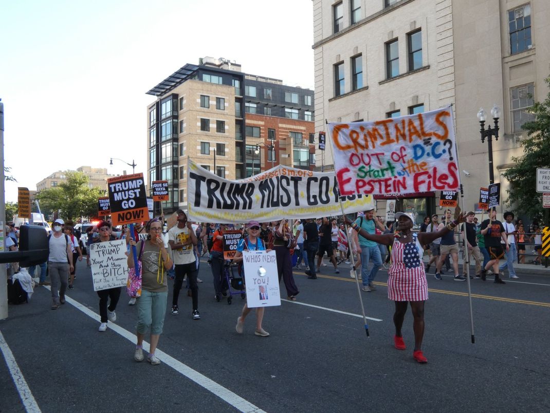 Gegen Trumps umstrittene Pläne auf die Straße: In Washington wird demonstriert.