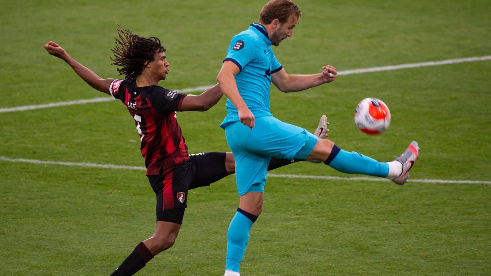 
                <strong>AFC Bournemouth</strong><br>
                Ake macht weiter von sich reden und übernimmt schließlich sogar das Kapitänsamt bei den "Cherries" vor der vergangenen Saison. Seine starken Werte im abgelaufenen Jahr bestätigen dies. Eine Passgenauigkeit von 87,6 Prozent, 29 geblockte Schüsse und sechs Kopfballtore sind Werte, die so nur schwer zu toppen sind. Insbesondere da Ake mit 1,80 Metern kein Gardemaß für einen Innenverteidiger aufweist. Doch die letzten drei Ligaspiele verpasst Ake mit einer Muskelverletzung und muss tatenlos mit ansehen, wie Bournemouth doch noch absteigt. Spätestens damit war sein Abschied beschlossene Sache.
              