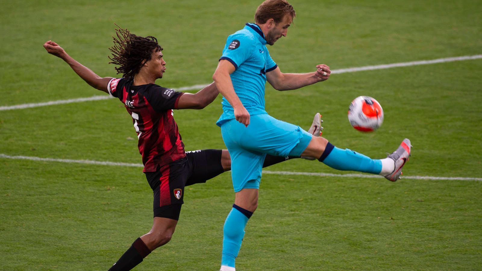 
                <strong>AFC Bournemouth</strong><br>
                Ake macht weiter von sich reden und übernimmt schließlich sogar das Kapitänsamt bei den "Cherries" vor der vergangenen Saison. Seine starken Werte im abgelaufenen Jahr bestätigen dies. Eine Passgenauigkeit von 87,6 Prozent, 29 geblockte Schüsse und sechs Kopfballtore sind Werte, die so nur schwer zu toppen sind. Insbesondere da Ake mit 1,80 Metern kein Gardemaß für einen Innenverteidiger aufweist. Doch die letzten drei Ligaspiele verpasst Ake mit einer Muskelverletzung und muss tatenlos mit ansehen, wie Bournemouth doch noch absteigt. Spätestens damit war sein Abschied beschlossene Sache.
              