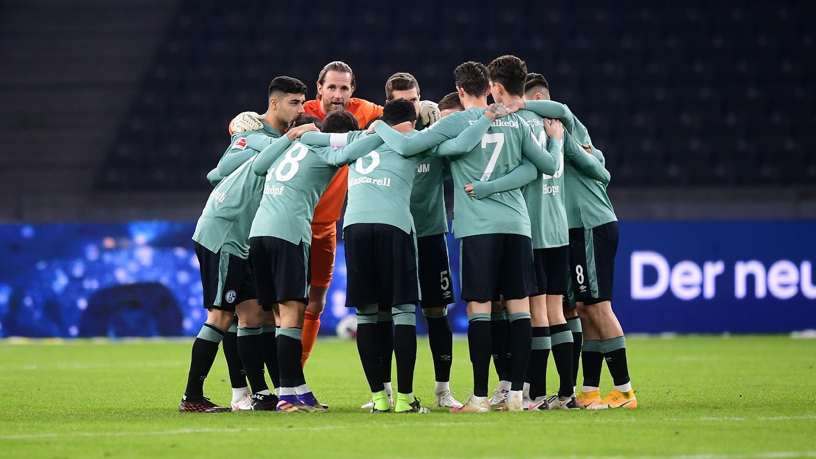 
                <strong>Vier neue in Gross' Startaufstellung</strong><br>
                Gross ließ die Schalker in Berlin in einem 4-4-2 auflaufen und brachte mit Kabak, Mascarell, Hoppe und den nach seiner Gehirnerschütterung wieder fitten Uth vier Neue im Vergleich zum Pokalsieg gegen Ulm.
              