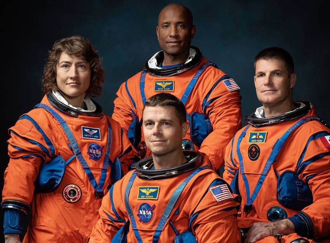 Schon jetzt in heldenhafter Pose: die ersten Artemis-Astronaut:innen von links nach rechts: Christina Hammock Koch, Reid Wiseman (unten), Victor Glover, Jeremy Hansen.