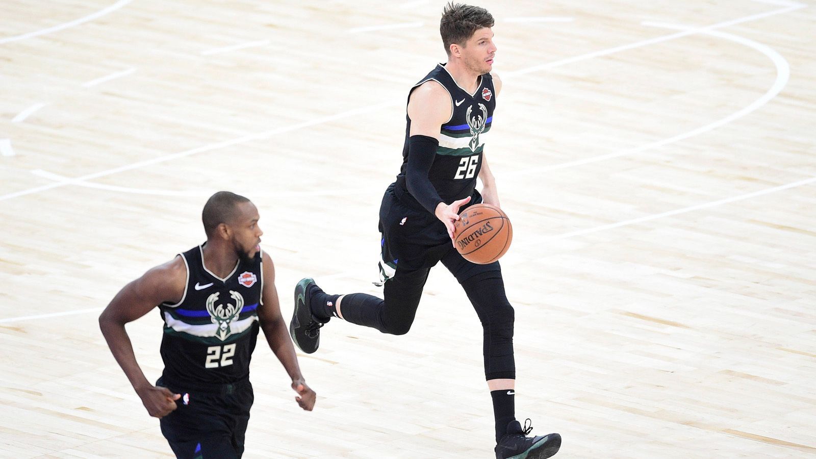 
                <strong>Osten: Milwaukee Bucks</strong><br>
                Mit weiteren Top-Spielern wie Brook Lopez, Khris Middleton, Kyle Korver oder Wesley Matthews ist der Kader sehr ausgewogen. Kein anderes Team erzielt im Schnitt so viele Punkte wie die Bucks (118,6) und fängt so viele Rebounds (51,7). Zudem hat Milwaukee das beste Defensiv-Rating (101,6) der Liga.     
              