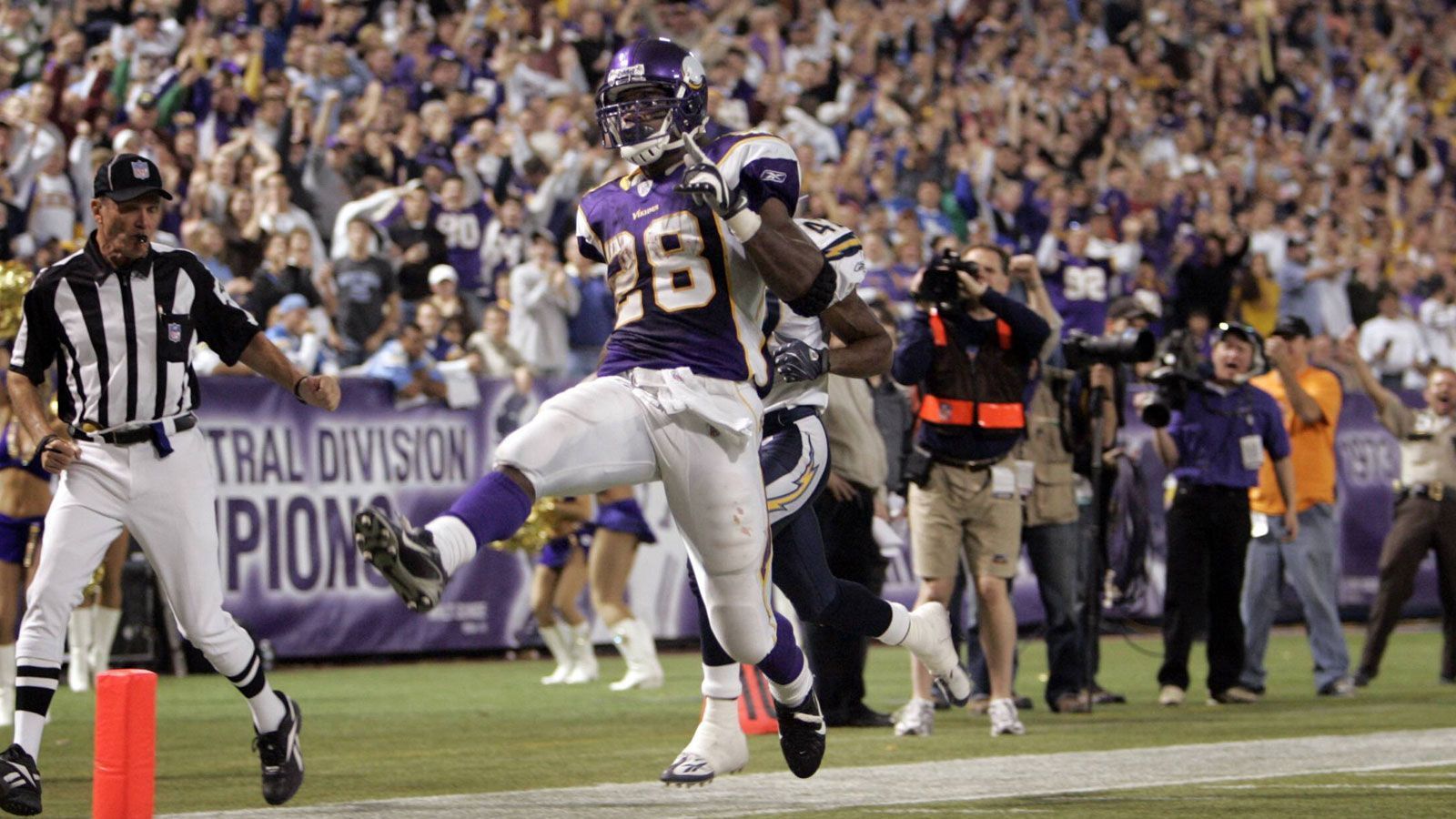
                <strong>Die meisten Rushing Yards</strong><br>
                Adrian Peterson (Running Back der Minnesota Vikings) mit  - 4. November 2007 vs. San Diego Chargers
              