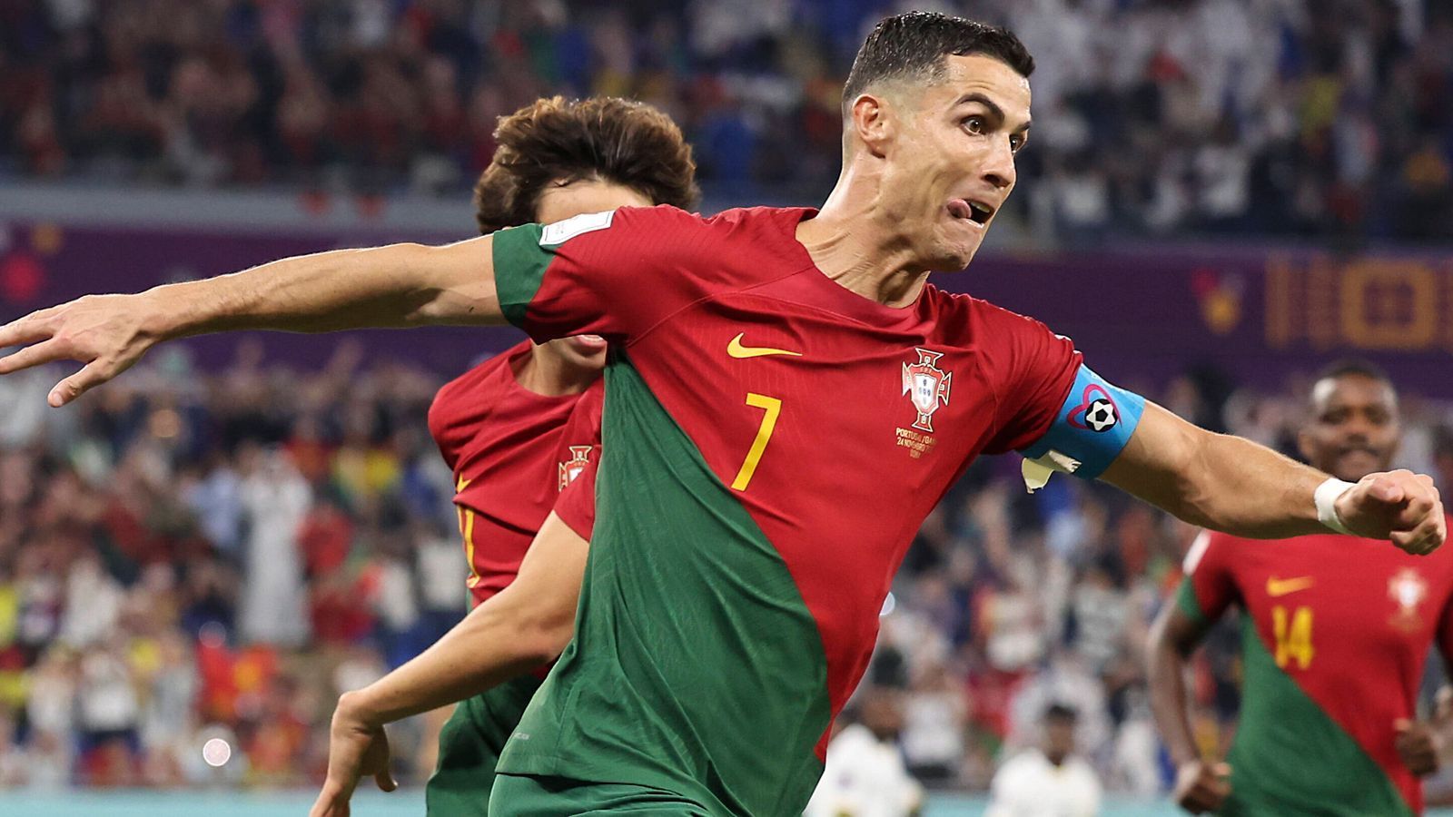 <strong>Tore bei fünf verschiedenen Weltmeisterschaften</strong><br>
                Cristiano Ronaldo kürte sich bei der WM 2022 gegen Ghana zum ersten Spieler, der bei fünf verschiedenen Weltmeisterschaften mindestens ein Tor erzielen konnte.<br>Tore nach WM: 2022: 1; 2018: 4; 2014: 1; 2010: 1; 2006: 1