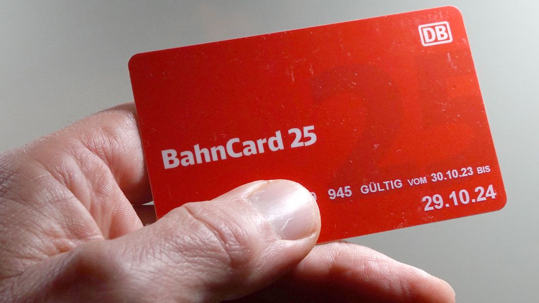 Tausende Bahncard-Abos betroffen: Das Oberlandesgericht Frankfurt bestätigt den Eingang einer Klage gegen die DB Fernverkehr.