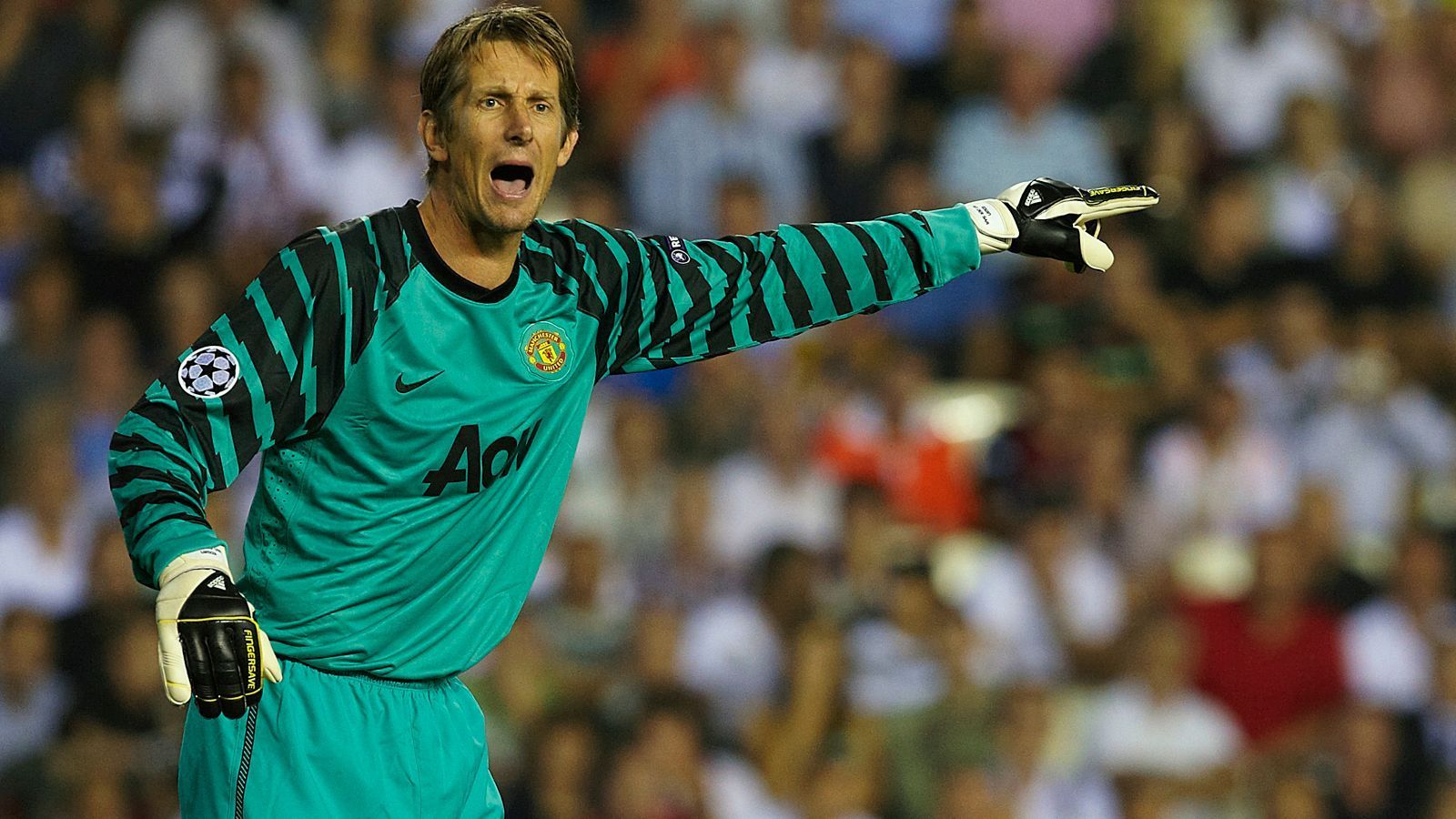 
                <strong>Edwin van der Sar (von 2005 bis 2011 bei Manchester United)</strong><br>
                Mit dem Karriereende von Edwin van der Sar endete bei Manchester United eine Ära. Denn mit dem "fliegenden Holländer" holten die Engländer den bis heute letzten Champions-League-Titel (2008). Zudem wurden die "Red Devils" mit dem 1,99-Meter-Hünen van der Sar auch vier Mal Meister in der Premier League, ehe er 2011 nach 266 Einsätzen für United mit 40 Jahren in die Fußballer-Rente wechselte. Heute ist er Geschäftsführer bei seinem Ex-Klub Ajax Amsterdam. Mit den Niederländern gewann der Ex-Keeper als Aktiver unter Trainer Louis van Gaal 1995 ebenfalls schon einmal den Henkelpott.
              