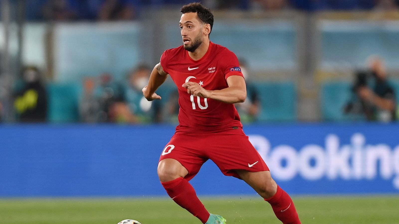 
                <strong>Hakan Calhanoglu</strong><br>
                Kann seine offensiven Fähigkeiten kaum entfalten, da überwiegend in der Defensive gefordert. Dort aber mit wichtigen Ballgewinnen. Taucht im zweiten Durchgang komplett ab. ran-Note: 4
              