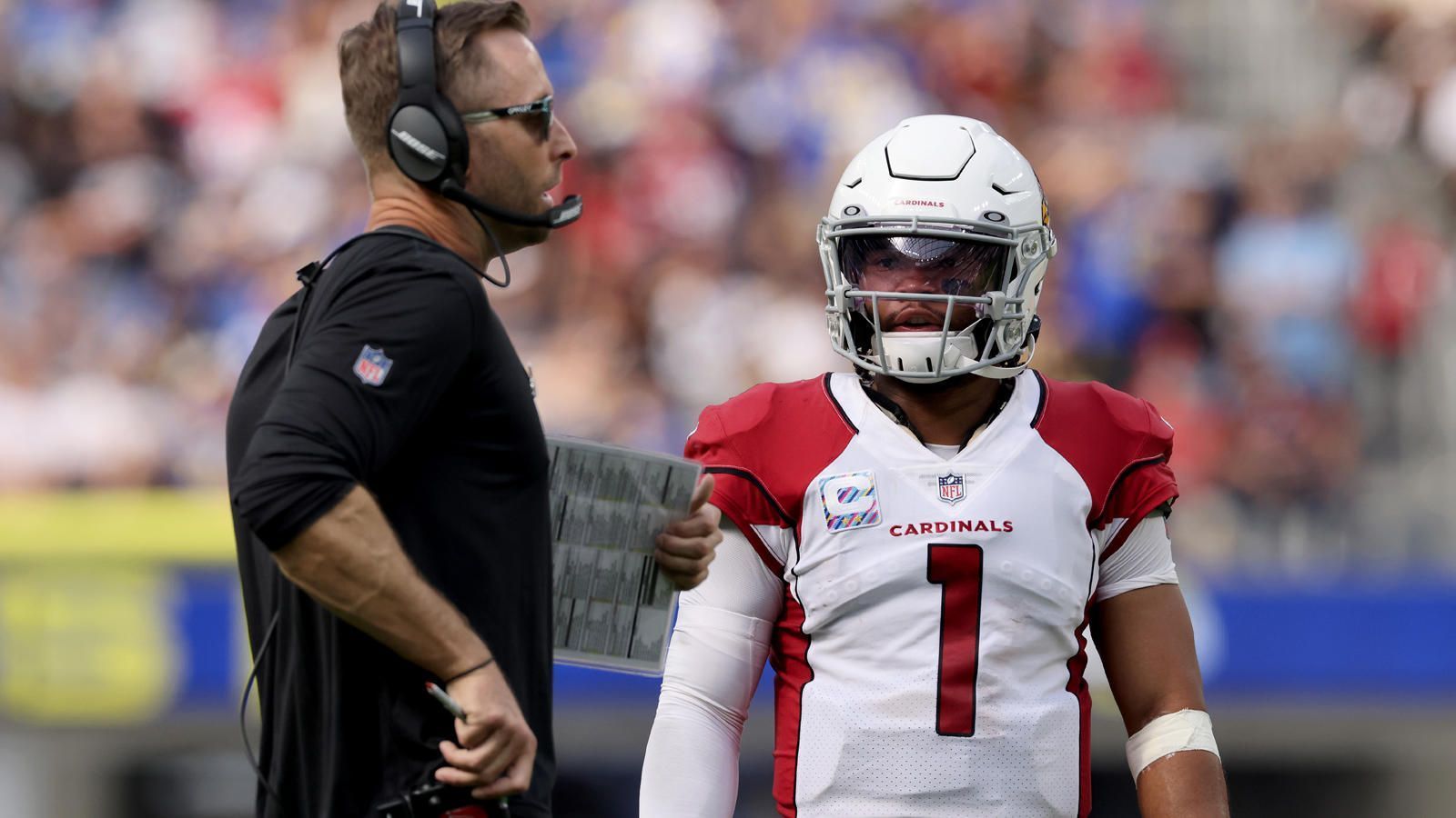 
                <strong>Kliff Kingsbury und Kyler Murray nehmen den nächsten Schritt</strong><br>
                Seit Kyler Murrays Debüt in der NFL hat der flinke Nummer-1-Pick die Fans regelmäßig mit spektakulären Plays begeistert, sei es mit dem Arm oder den Beinen. Aber die Kombination aus dem jungen Head Coach Kliff Kingsbury und Murray war zu inkonstant, eine positive Bilanz sprang in den vergangenen beiden Spielzeiten nicht heraus. Das sollte sich 2021 ändern. In den vier Siegen aus vier Spielen war Arizona zwar nicht immer dominant, doch Murray und Kingsbury haben sich merklich weiterentwickelt. Der Head Coach hat eine variablere Offense erschaffen, die sich nicht nur auf Murray und Hopkins verlässt und der aktuelle MVP-Kandidat Murray macht deutlich weniger klare Fehler als 2020. Der Rams-Sieg war ein Statement: Die Cardinals können jeden schlagen.
              