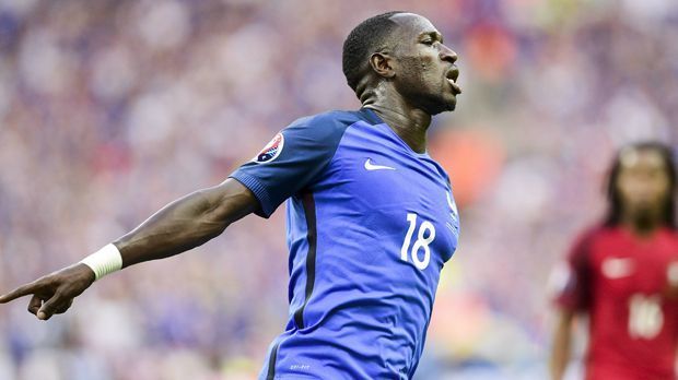 
                <strong>Moussa Sissoko (Frankreich)</strong><br>
                Moussa Sissoko (Frankreich): Der unglaublich dynamische 26-Jährige machte von Anfang an extrem viel Dampf und stellte Portugals Hintermannschaft bei seinen starken Solos immer wieder vor Probleme. Scheiterte in der 33. Minute nach einer starken Einzelaktion mit einem Drehschuss an Rui Patricio und war in der ersten Hälfte eindeutig der auffälligste Spieler auf dem Platz. Im zweiten Durchgang konnte er dann wie das gesamte französische Team nicht mehr so viel Druck machen. Dennoch ein extrem starker Auftritt des 26-Jährigen. ran-Note: 1
              