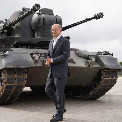 Bundeskanzler Scholz vor einem Gepard-Panzer