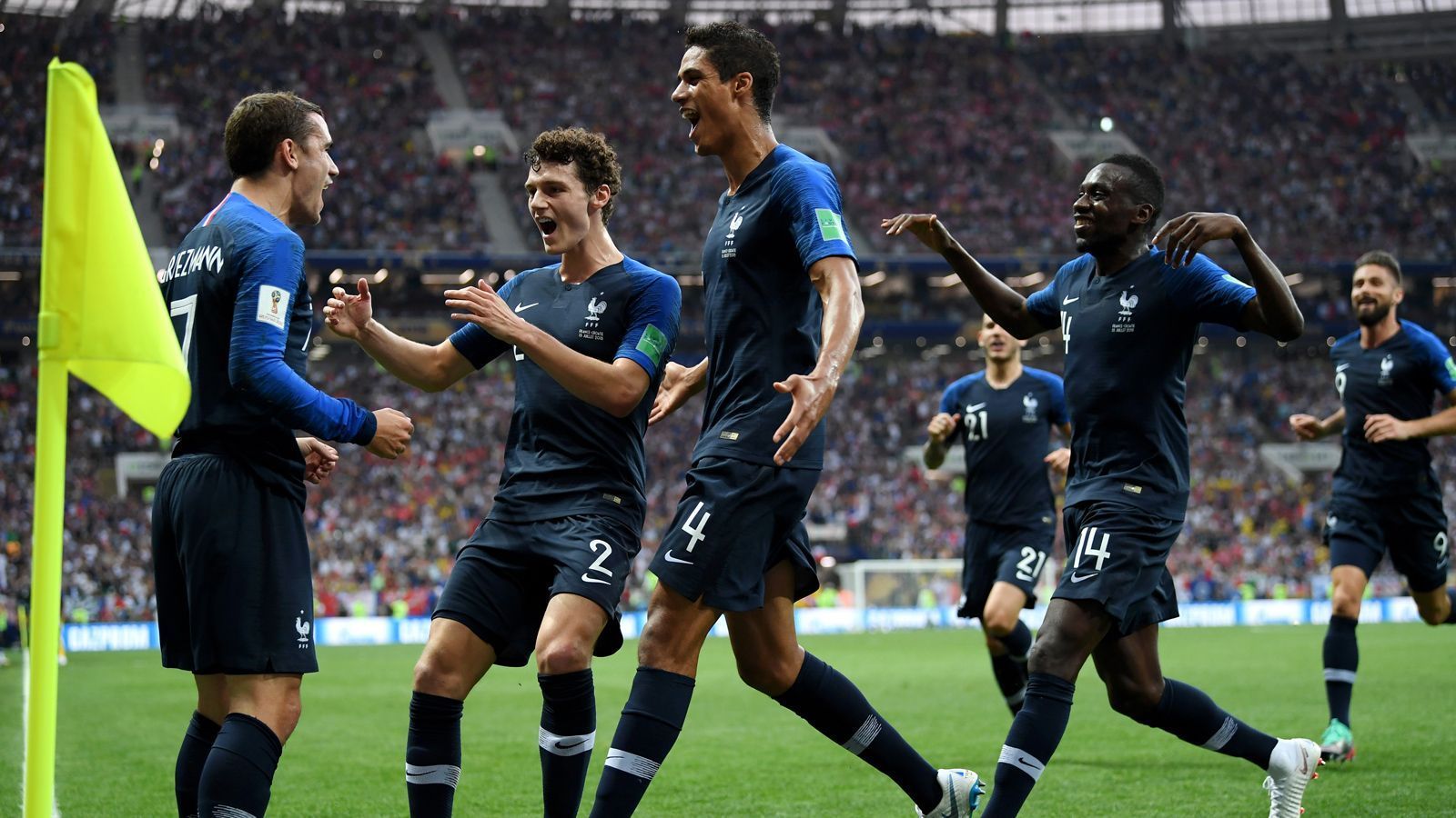 
                <strong>Frankreich feiert das 1:0</strong><br>
                Die Franzosen feiern nach dem umstrittenen 1:0 ihren Freistoß-Schützen Antoine Griezmann.
              