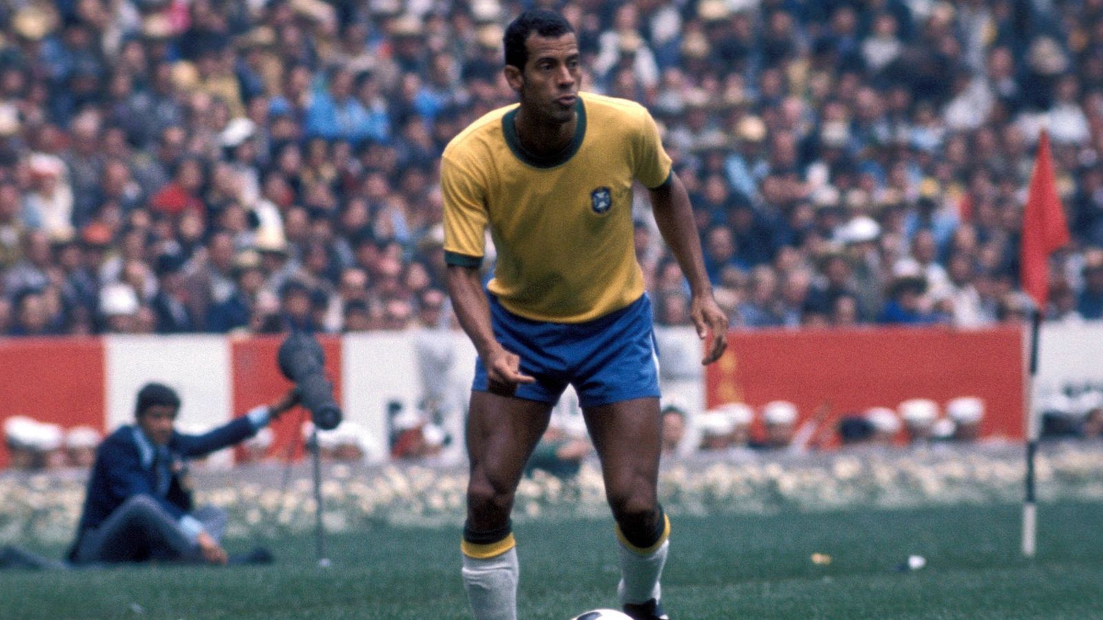 
                <strong>Carlos Alberto</strong><br>
                Auch Carlos Alberto spielte gemeinsam mit Pele in der brasilianischen Nationalmannschaft und durfte 1970 den WM-Pokal als Kapitän in die Höhe recken. Der Außenverteidiger absolvierte zwar den Großteil seiner Karriere in Brasilien, spielte aber von 1977 bis 1980 mit Franz Beckenbauer für Cosmos New York. 
              