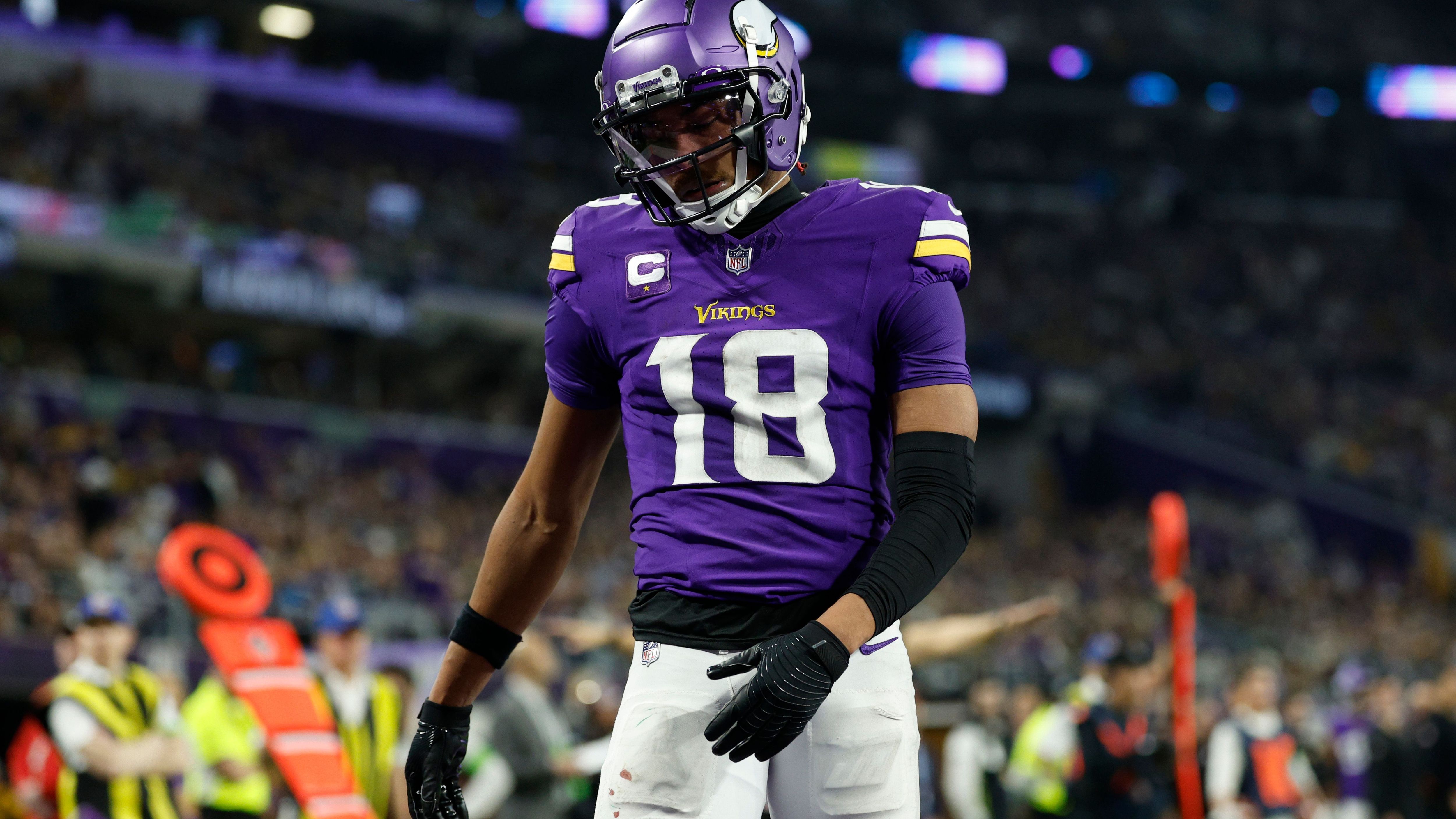 <strong>Minnesota Vikings - Mal schauen, was wird (was wird)</strong><br>Justin Jefferson ist ein Cheat Code. Angenommen, er bleibt bei den Vikings, ist er alleine schon im fitten Zustand eine Maschine. Mit Aaron Jones wurde ein beständiger Läufer geholt, der endlich die Lücke ausfüllen soll, die damals Dalvin Cook hinterlassen hat. Und trotz des teuren Gehalts war Kirk Cousins ein starker Quarterback. Ist Rookie J.J. McCarthy wirklich ein sofortiges Upgrade? Man darf zweifeln.