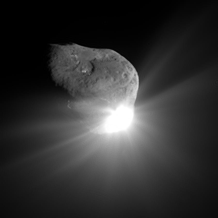 2005 schlug die Nasa-Sonde Deep Impact mit zehn Kilometer pro Sekunde auf den Kometen Tempel 1 auf, damit Astronom:innen die aufgewirbelte Staubwolke untersuchen konnten.