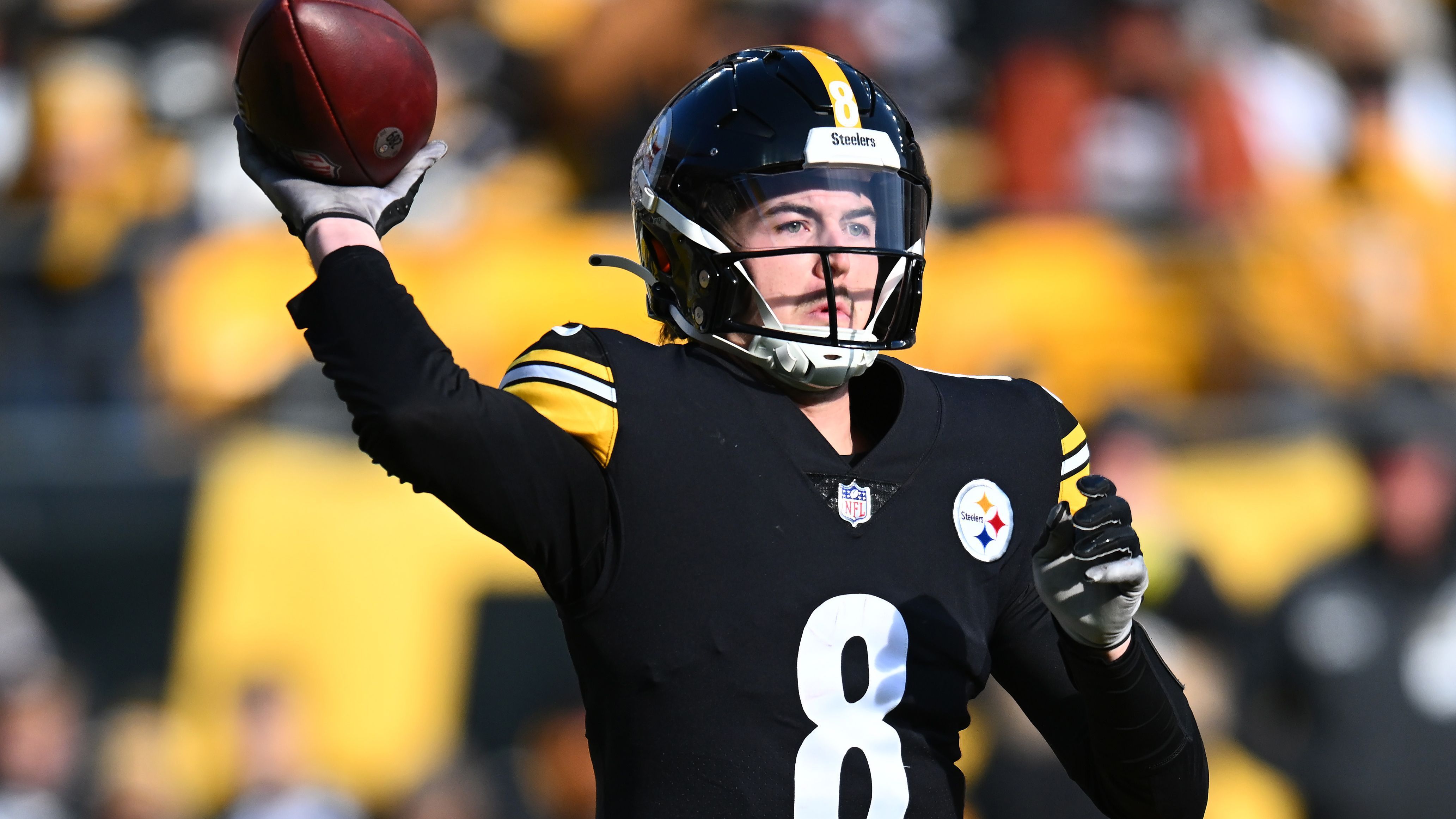 
                <strong>AFC North: Pittsburgh Steelers - Quarterback Kenny Pickett </strong><br>
                In Jahr zwei erhoffen sich die Pittsburgh Steelers einen großen Sprung in der Entwicklung von Quarterback Kenny Pickett. Denn obwohl der 24-Jährige 2022 weitgehend solide performte, trüben seine Stats den Gesamteindruck doch deutlich. 2404 Passing Yards sowie magere sieben Passing Touchdowns und neun Interceptions bei lediglich 63 Prozent angebrachter Pässe sprechen eigentlich eine deutliche Sprache. Dennoch überwiegt die Hoffnung auf ein starkes zweites NFL-Jahr, da besonders die Zeit nach der Bye Week in Week neun Mut machte. Pickett erlaubte sich nur noch eine Interception und hatte entscheidenden Anteil am starken 7-2-Endspurt der Franchise, die damit beinahe noch die Playoffs erreicht hätte. Mit Erstrundenpick Broderick Jones stellte man dem Playmaker im Draft einen starken Tackle als Beschützer an die Seite. Hinzu kommen mit den Receivern Diontae Johnson, George Pickens und Allen Robinson sowie Tight End Pat Freiermuth hochkarätige Waffen für Pickett, um den Durchbruch zu schaffen.
              