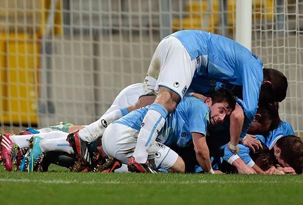 
                <strong>FC Bayern verliert Derby gegen 1860</strong><br>
                Doch große Namen helfen nicht immer. Die A-Junioren von 1860 München besiegen den FC Bayern mit 4:2 und springen auf Platz 3 der Bundesliga Süd/Südwest.
              