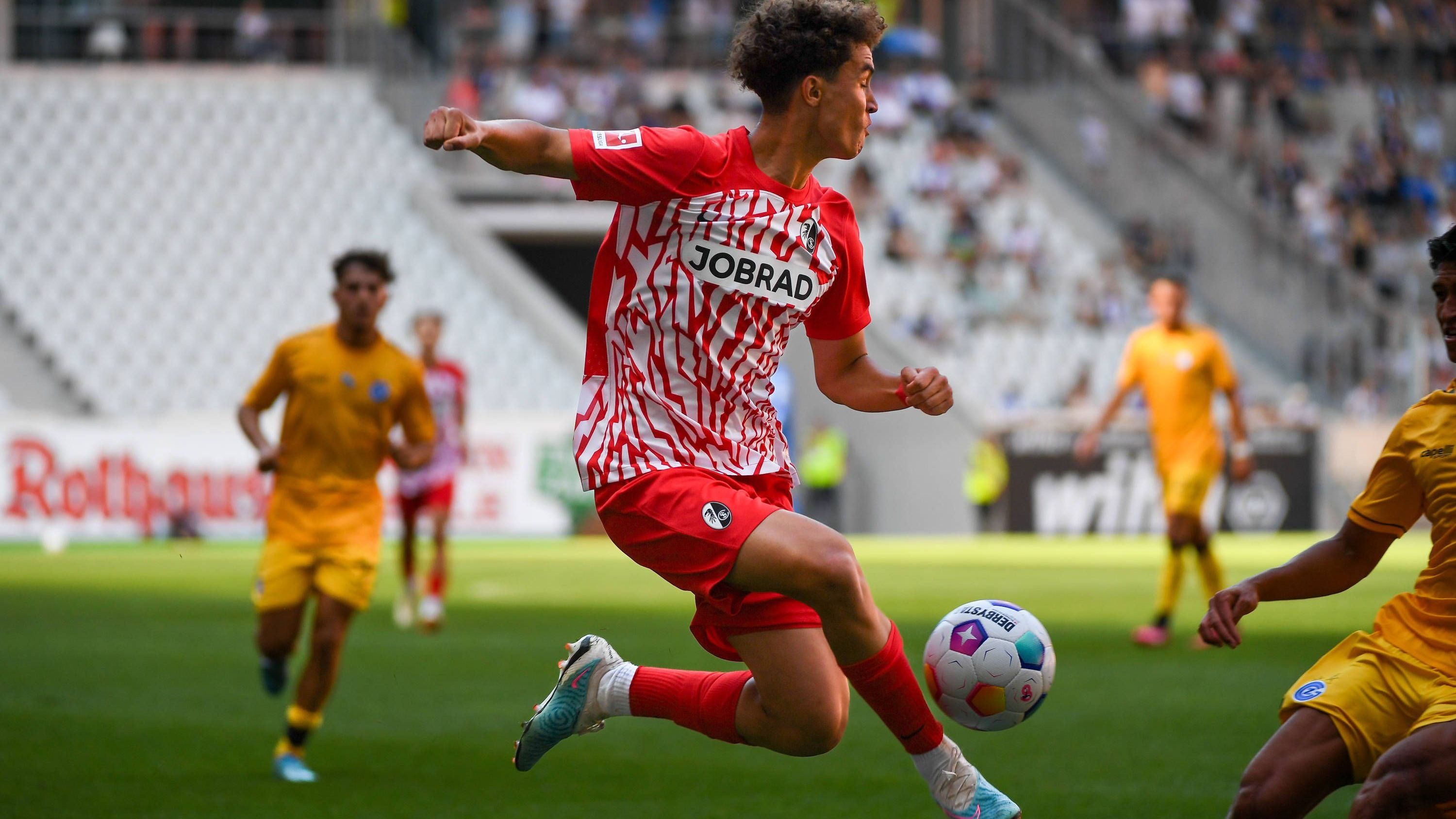 <strong>Noah Darvich (FC Barcelona)</strong><br>In diesem Sommer angelte sich der FC Barcelona den erst 16-jährigen Noah Darvich für kolportierte fünf Millionen Euro vom SC Freiburg. Bei den Katalanen steht der offensive Mittelfeldspieler im Kader der zweiten Mannschaft, die in der dritten spanischen Liga spielt. Für sein neues Team kam Darvich bislang auf einen Kurzeinsatz als Joker. In Freiburg war er zuvor für die U17 und U19 im Einsatz.