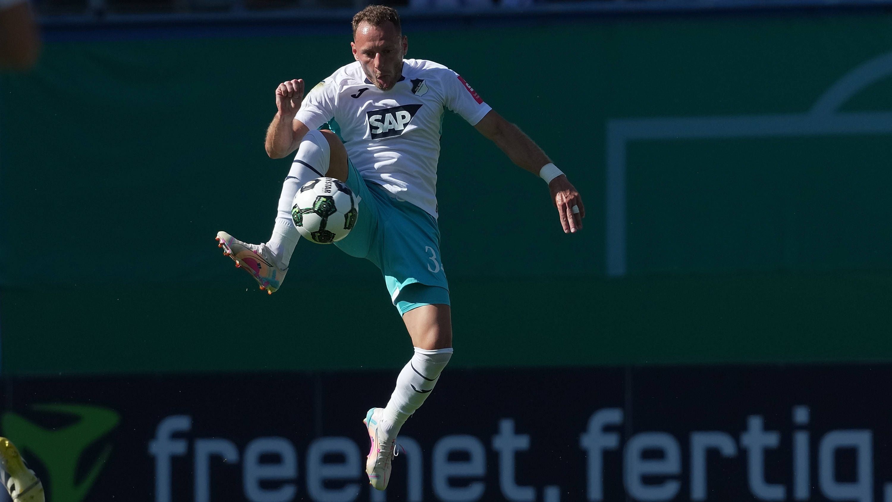 <strong>Vladimír Coufal (zuletzt bei West Ham United, ablösefrei zu Hoffenheim)</strong><br>Bei 18 Neuzugängen war es nicht einfach, den wichtigsten Transfer der Hoffenheimer zu bestimmen. Am Ende fiel die Wahl auf Vladimír Coufal: Er bringt die Erfahrung aus 147 Premier-League-Spielen mit, kam ablösefrei und soll die Lücke schließen, die Pavel Kadeřábek auf der Rechtsverteidigerposition hinterlassen hat.