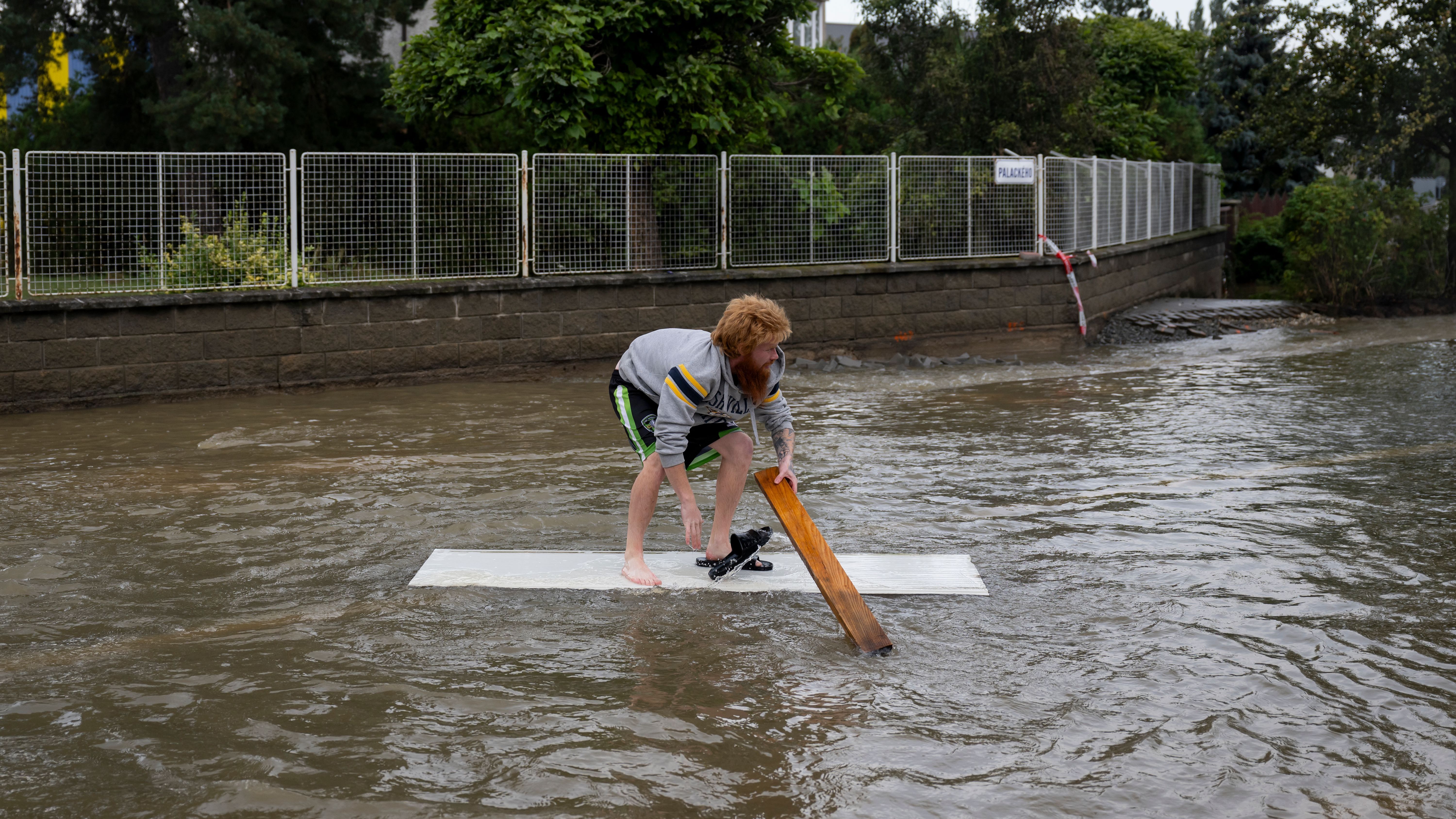 Ein Mann bewegt sich über Hochwasser in Litovel im Osten Tschechiens.