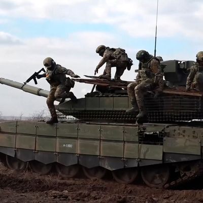 Russlands Machthaber Putin hat eine Rekordsumme für den neuen Verteidigungshaushalt genehmigt.