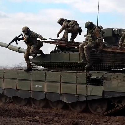 Russlands Machthaber Putin hat eine Rekordsumme für den neuen Verteidigungshaushalt genehmigt.