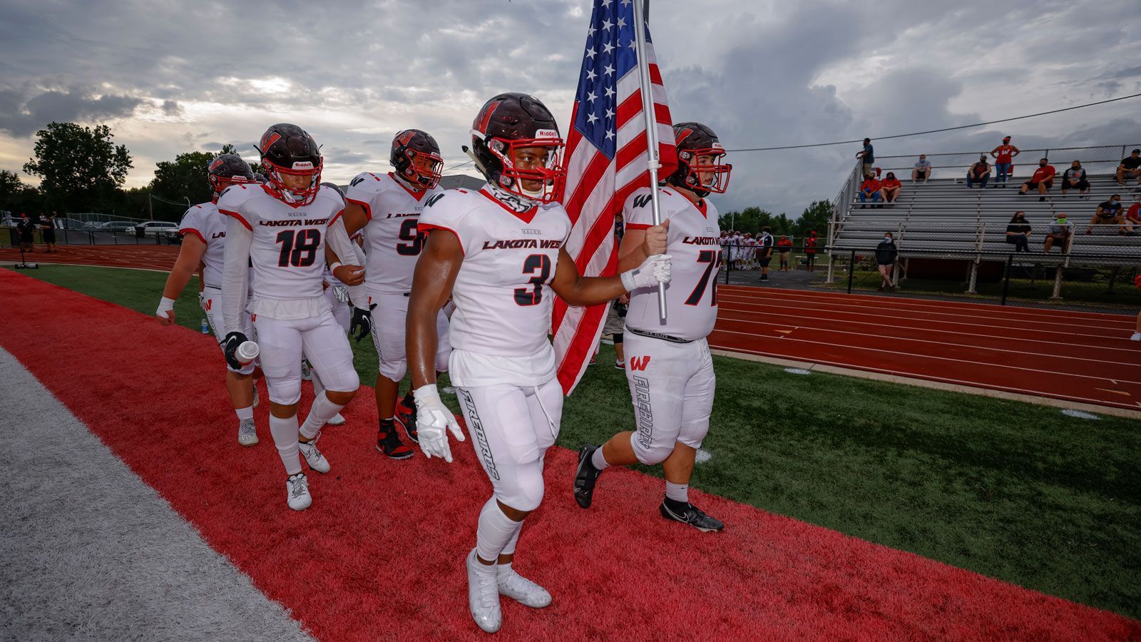 
                <strong>Schwere Zeiten für High-School-Talente</strong><br>
                Der College-Football lebt von den Talenten, die zuerst an der High Schools ausgebildet werden. Viele Sichtungstermine - die sogenannten "Recruitment Camps" -  mussten wegen Corona abgesagt werden, wodurch einer Vielzahl von talentierten Athleten die Chance auf eines der begehrten Sportstipendien genommen wurden. Auch die Universitäten taten sich bei der Anwerbung neuer Spieler schwer und mussten ihr bewährtes Vorgehen anpassen.
              