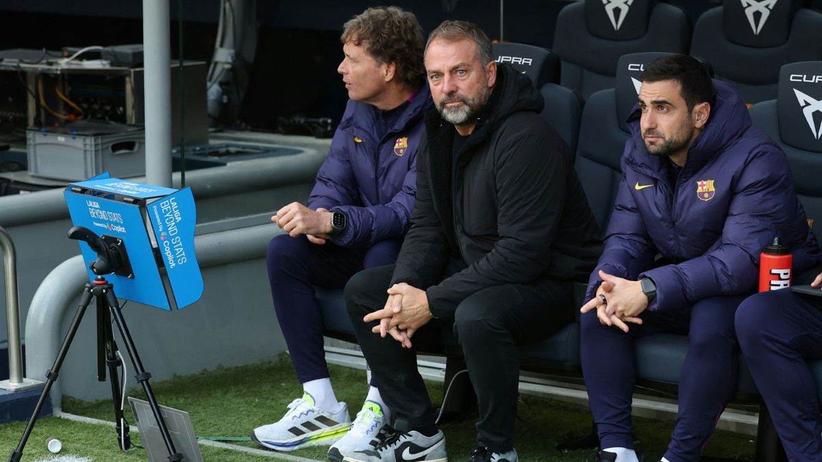 Hansi Flick (Mitte) auf der Bank des Camp Nou