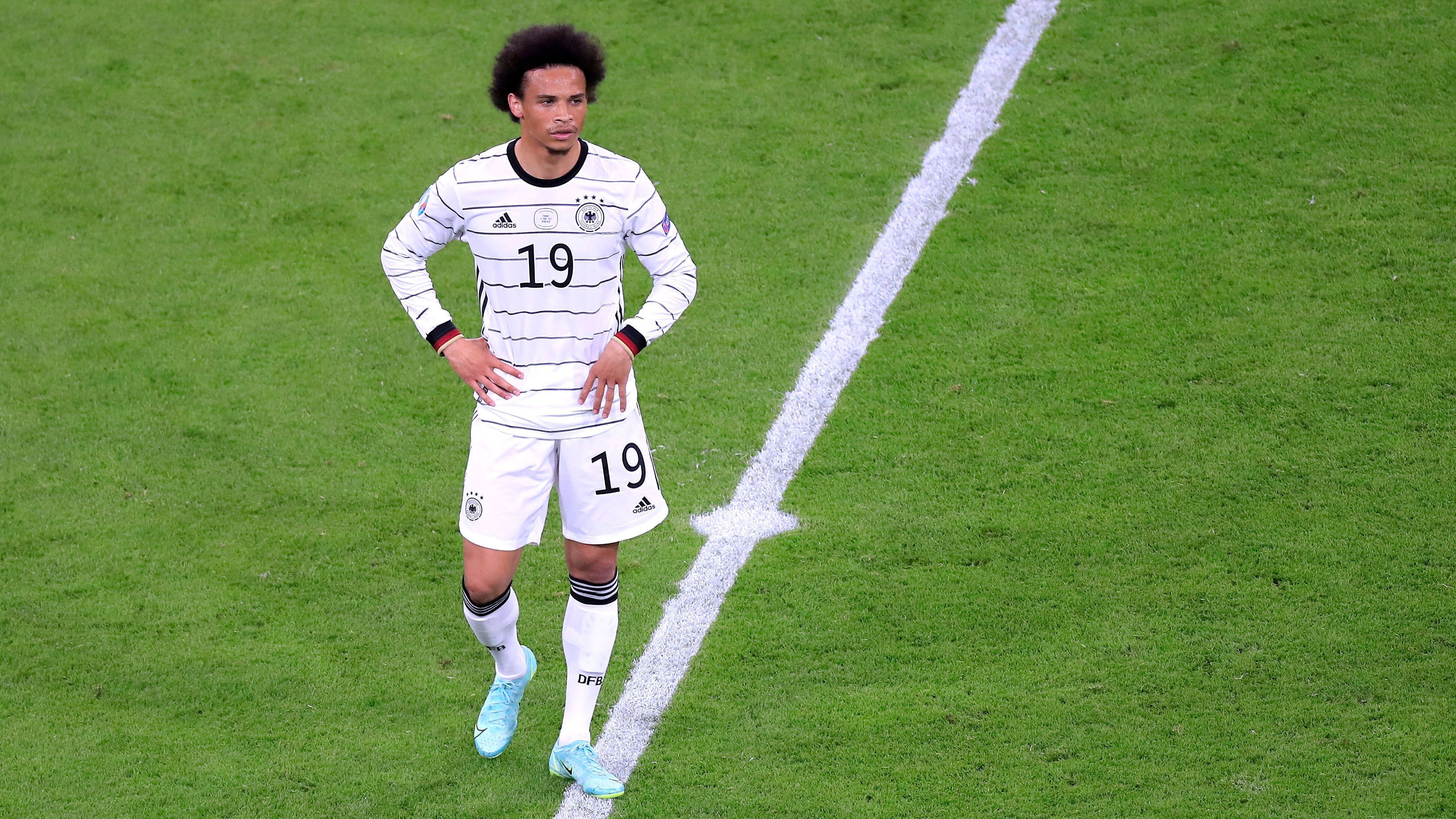 
                <strong>Rechte Außenbahn: Leroy Sane</strong><br>
                Dem deutschen Spiel fehlte es gegen den Weltmeister an Tiefe. Kaum Läufe in die Spitze, zu viel durchs Zentrum. Darum sollte im Angriff wieder vermehrt über die Außenbahn gehen. Auch wenn Leroy Sane sich in durchwachsener Form präsentiert, ist er auf der rechten Seite der richtige Mann.
              