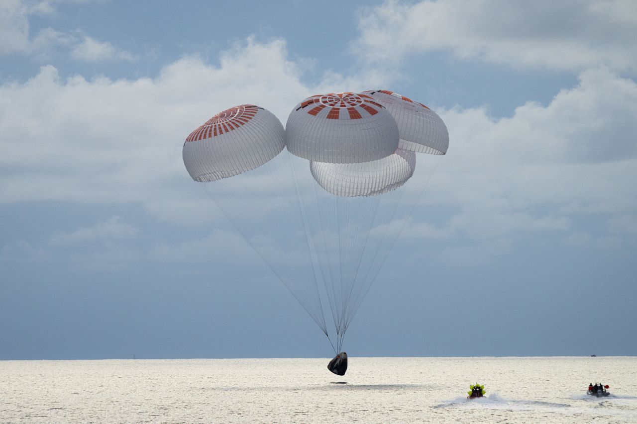 Die Kapsel der Inspiration4-Mission wassert mit den ersten 4 Weltraumtouristen.