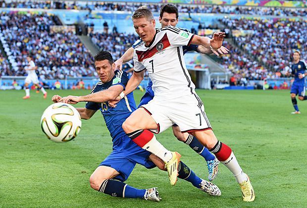 
                <strong>Bastian Schweinsteiger</strong><br>
                Strahlte von Beginn an Sicherheit und Selbstvertrauen aus. Gute Körpersprache, starkes Stellungsspiel, ordnende Hand im Spielaufbau und immer mit einem Auge bei Messi. Nach einer frühen Gelben Karte etwas gehemmt. Dennoch der Chef. Keine Frage - Note: Weltmeister!
              