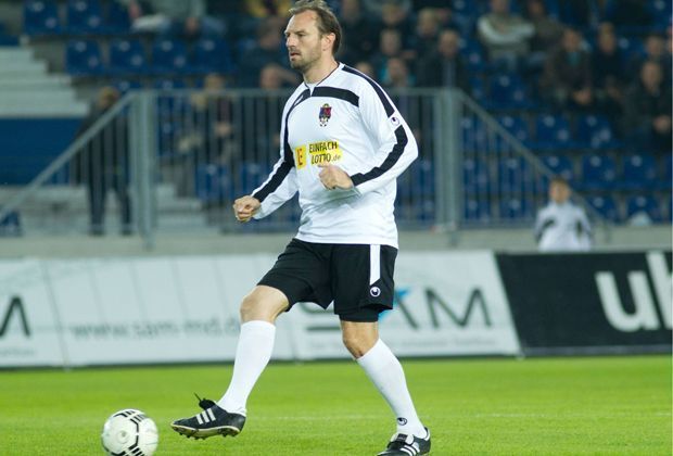 
                <strong>Jens Nowotny</strong><br>
                Auch er hat eine beeindruckende Karriere in der Nationalmannschaft hinter sich, stand zuletzt bei der WM 2006 im Kader. Seit seinem Abschied ein Jahr später ist Nowotny Botschafter und Schirmherr für Kinderhilfsprojekte. 
              