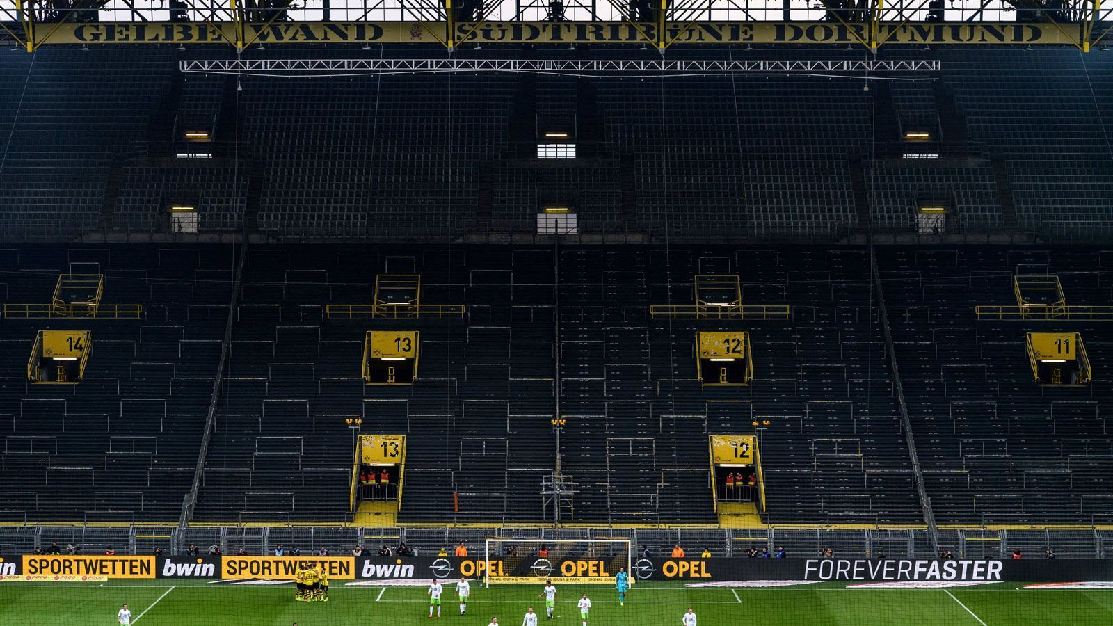 
                <strong>Borussia Dortmund</strong><br>
                Stadion: Signal Iduna ParkKapazität: 81.365Vorgehen: Dauerkartenverkauf aktuell ausgesetzt, Dauerkartenbesitzer erhalten Vorverkaufsrecht auf Tagestickets bei reduziertem Kontingent
              