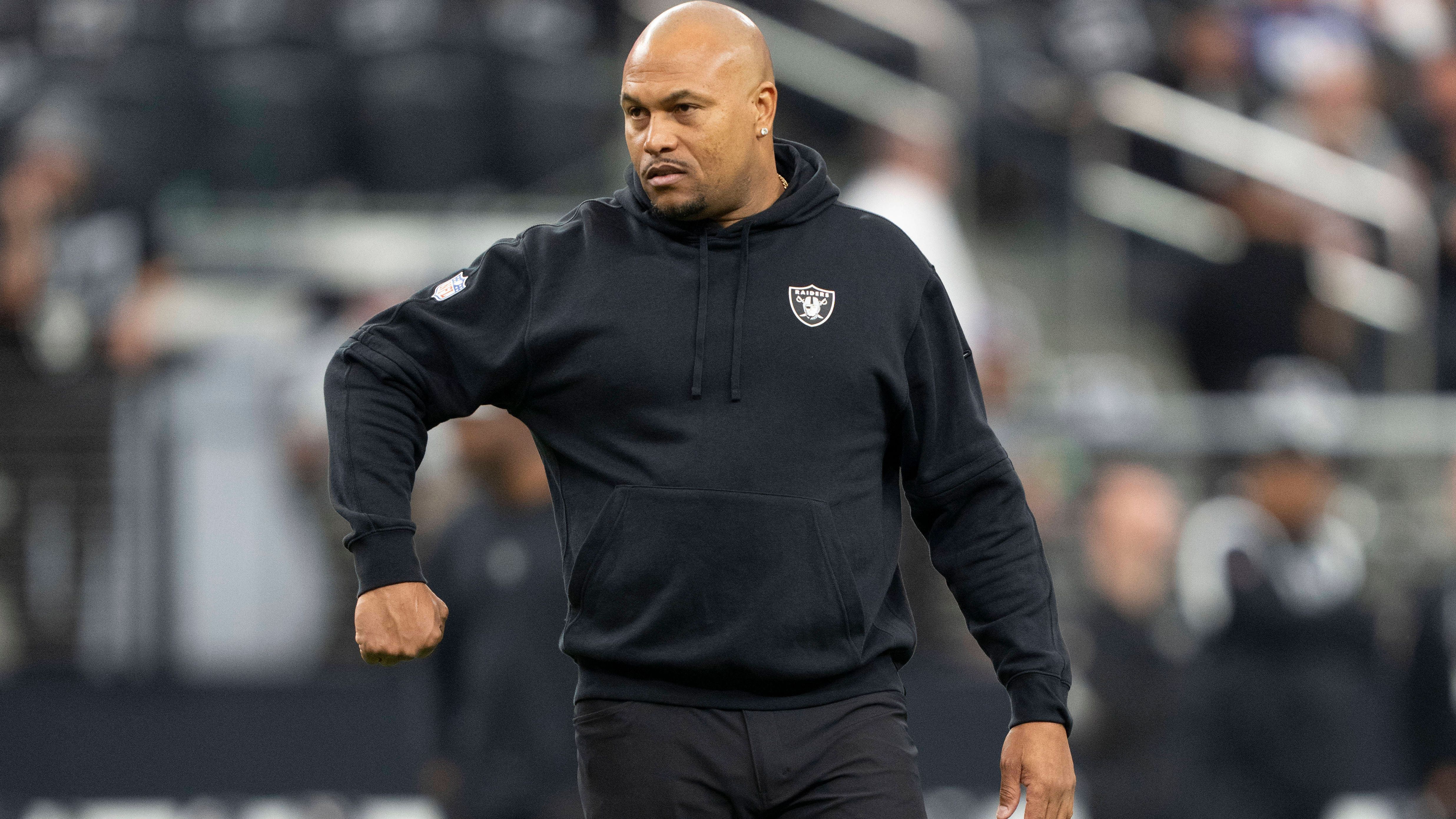 <strong>Gewinner: Las Vegas Raiders</strong><br>Unter Josh McDaniels schienen die Las Vegas Raiders nicht ansatzweise ihre Möglichkeiten ausgeschöpft zu haben. Unter Interims-Coach Antonio Pierce stehen sie schon 2-0. Der Trainerwechsel bewirkte Wunder und das merkt man auch an den Spielern. Nicht nur ein Davante Adams ist mehr am strahlen. Die Kabine wirkt auch viel harmonischer und befreiter.