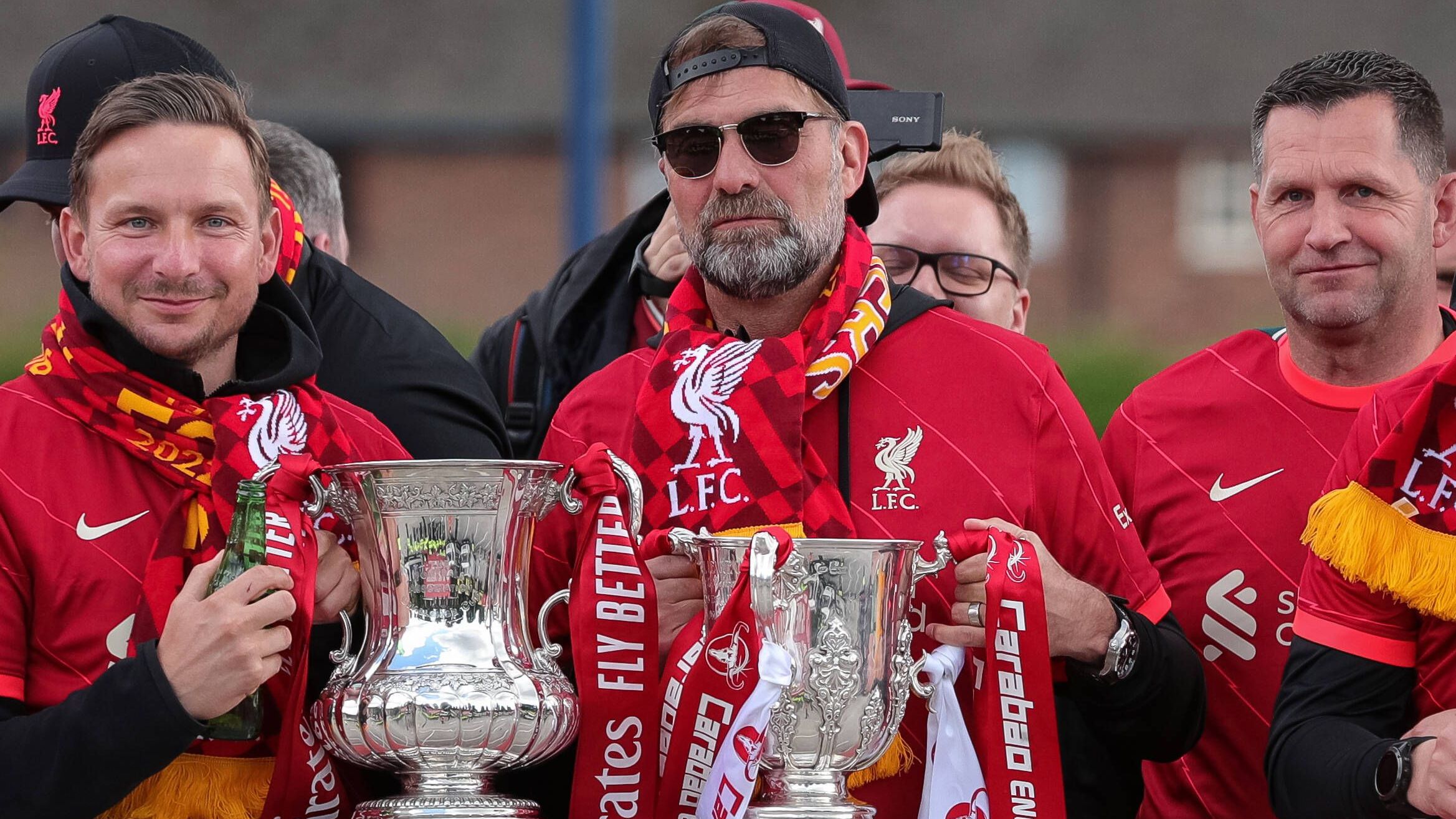 <strong>Pokal-Double für Liverpool im Jahr 2022</strong><br>Nach einer titellosen Spielzeit 2020/21 schnappten sich Klopp und Liverpool 2021/22 gleich zwei nationalen Trophäen. Die "Reds" sicherten sich sowohl den Liga-Cup als auch den FA-Cup. In beiden Finals ging es für Liverpool gegen Chelsea und die Entscheidung fiel jeweils erst im Elfmeterschießen.&nbsp;